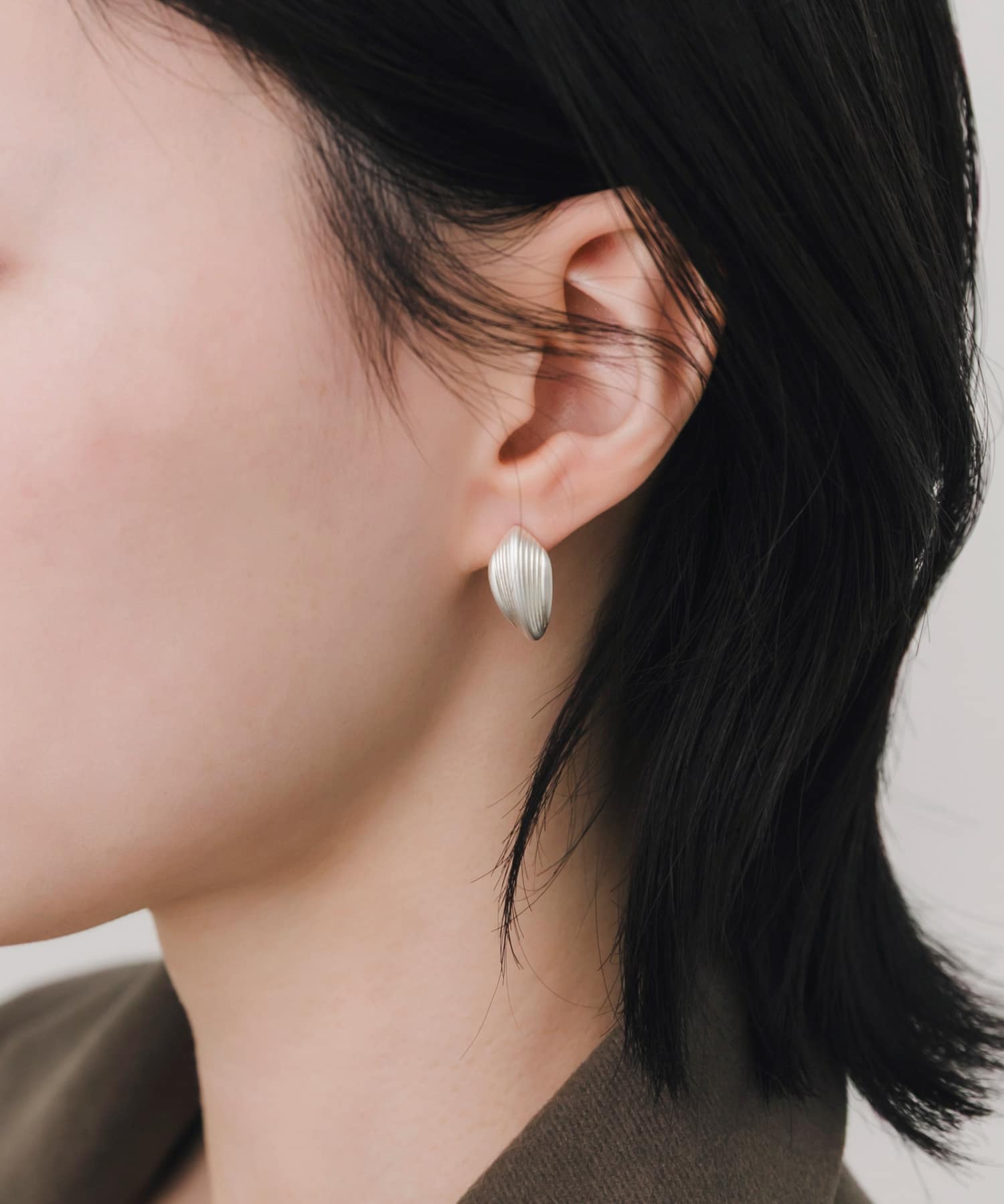 テクスチャーストライプカーブピアス