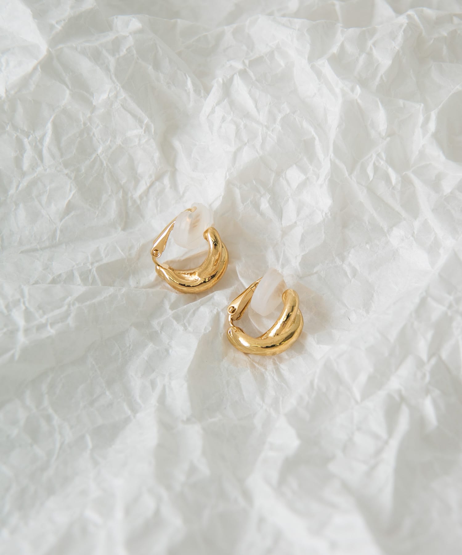 プランプツイストカーブイヤリング(- GLD): アクセサリー｜URBAN
