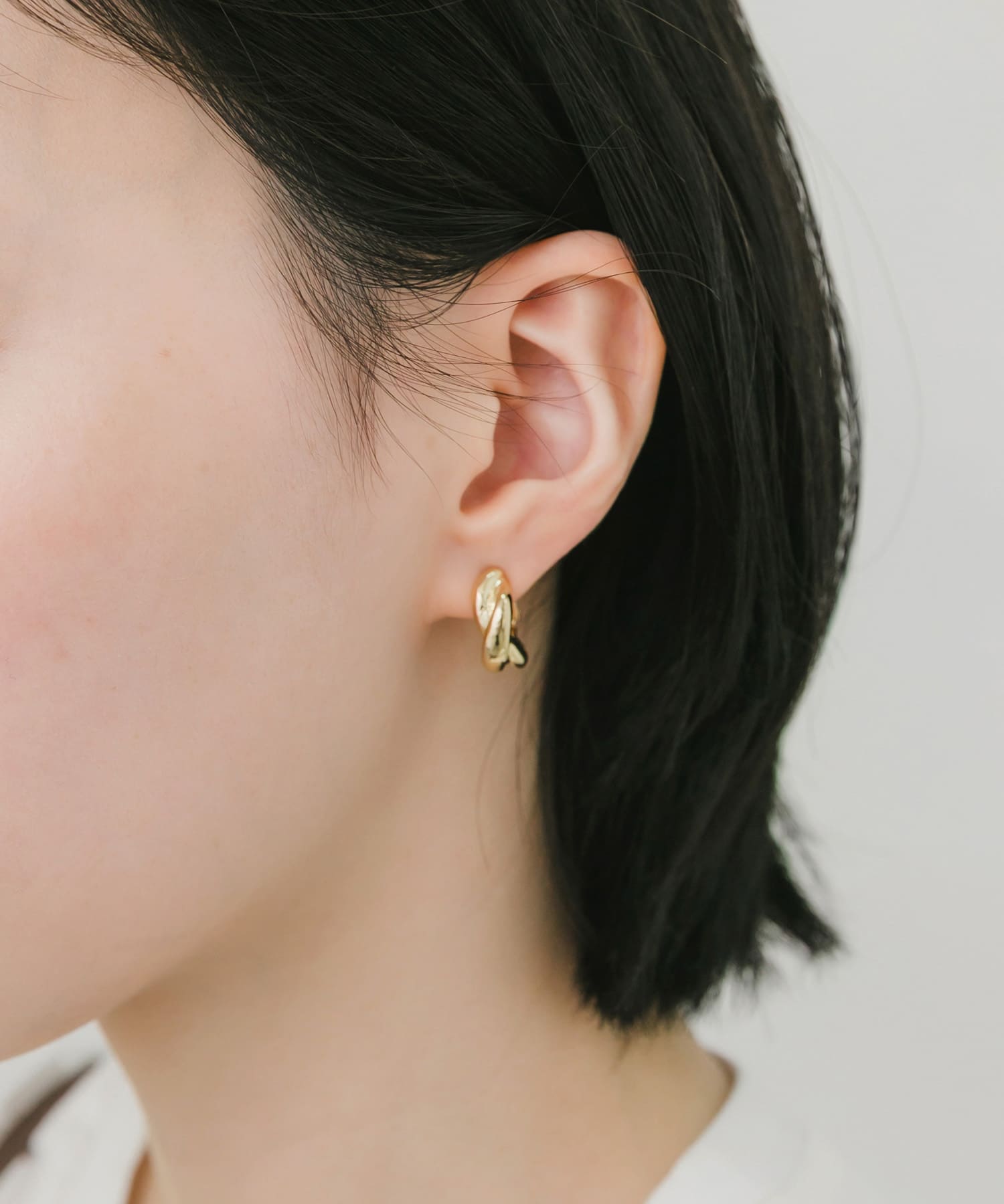 プランプツイストカーブイヤリング(- GLD): アクセサリー｜URBAN