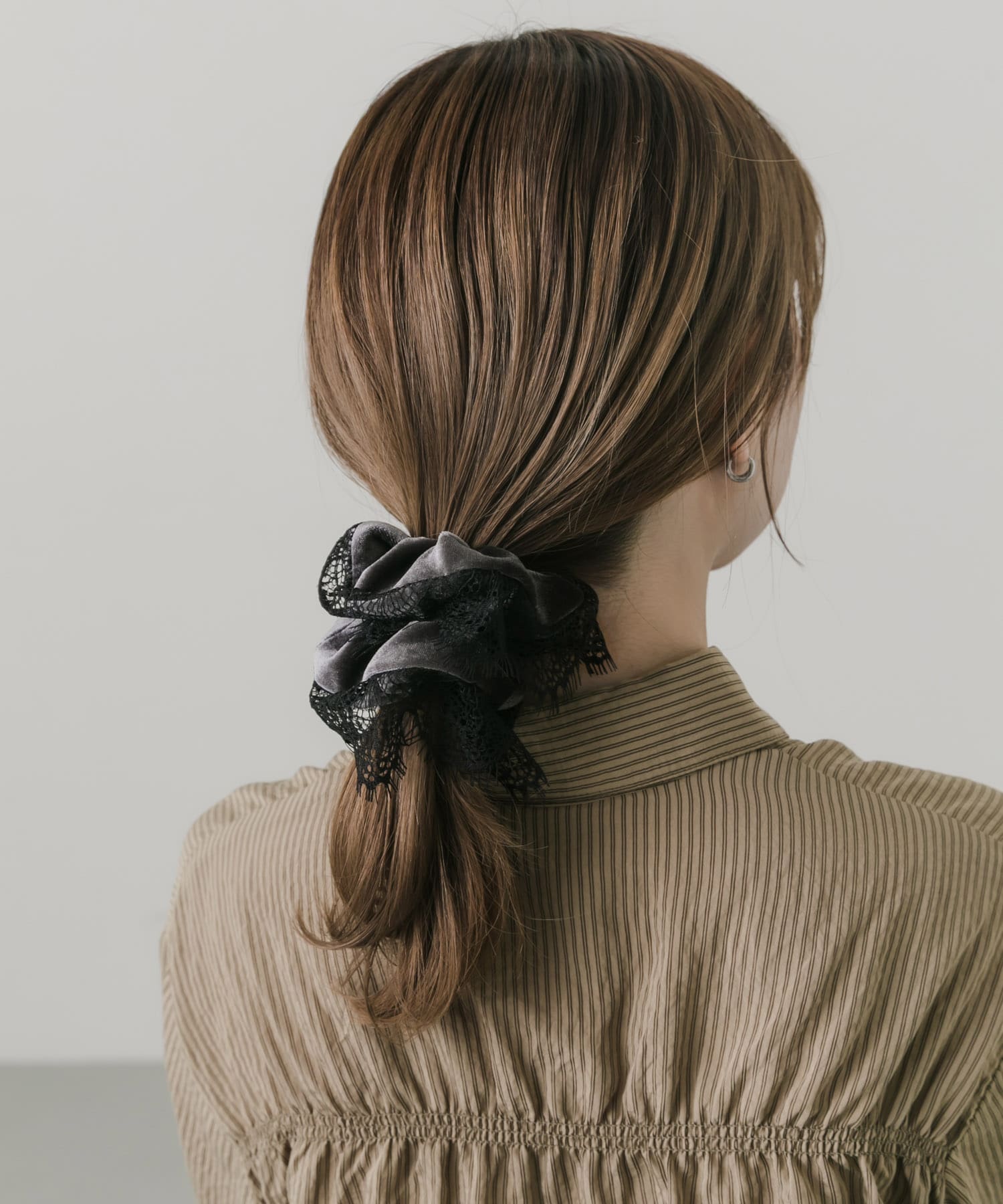 ベロアレースボリュームシュシュ GRY -