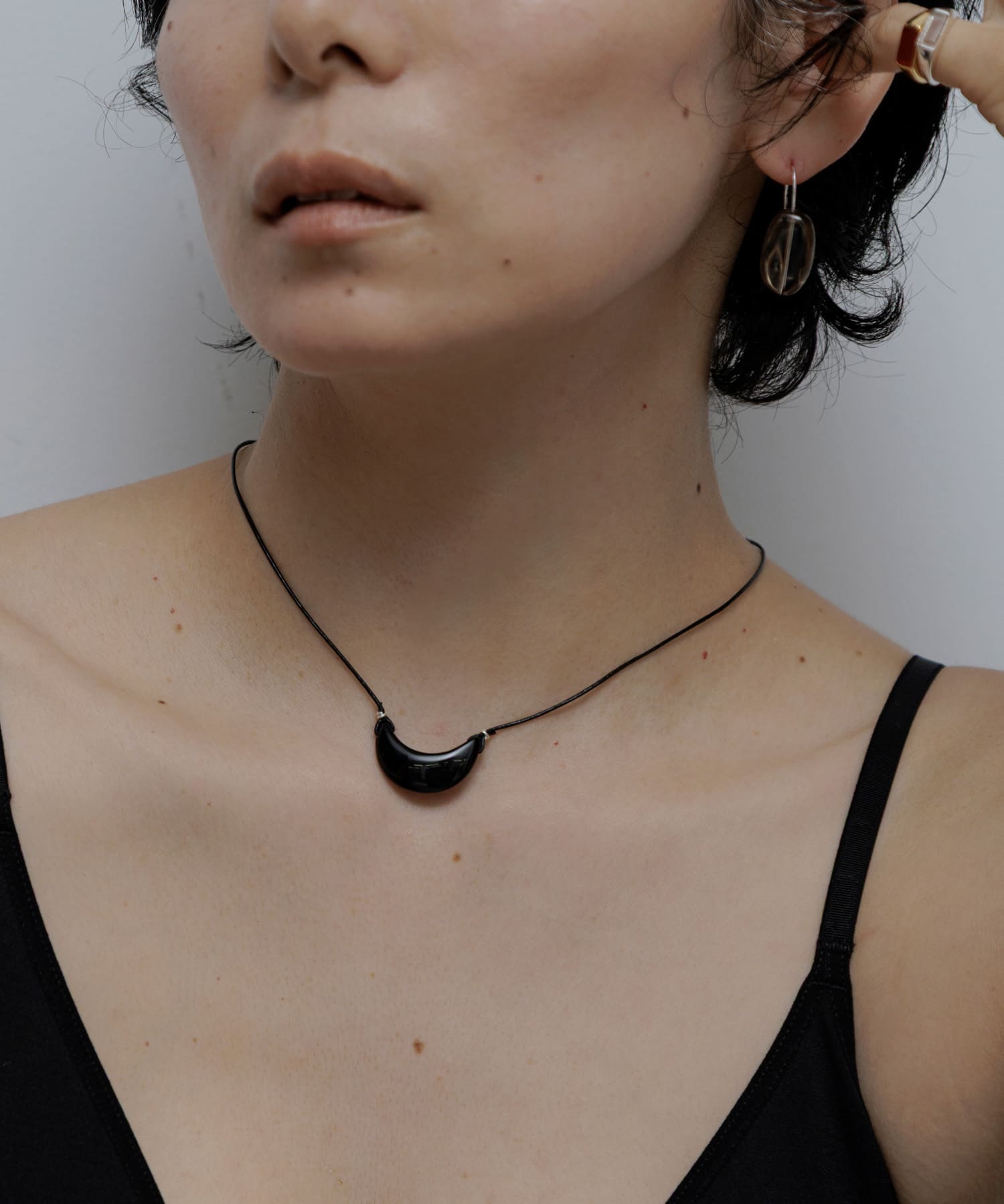 SMELLY so’　onyx crescent necklace