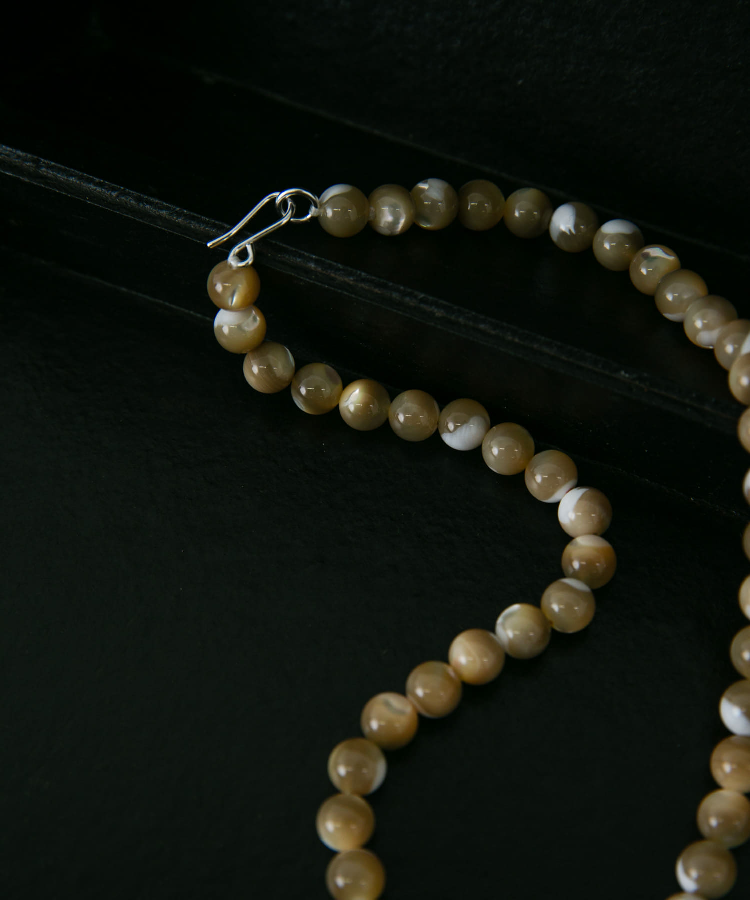 SMELLY so’　mother of pearl necklace