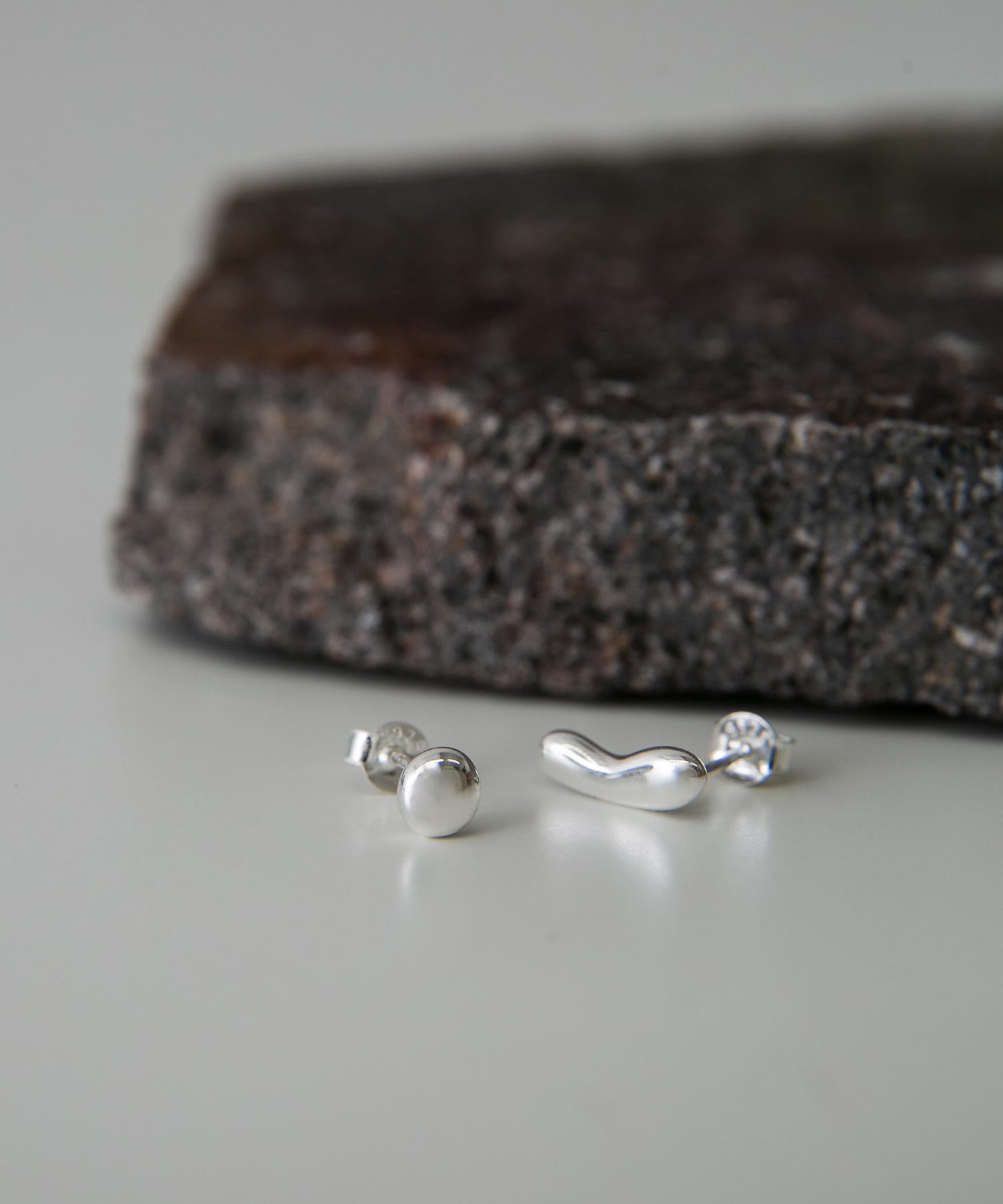 SMELLY so’　asymmetry grain pierce