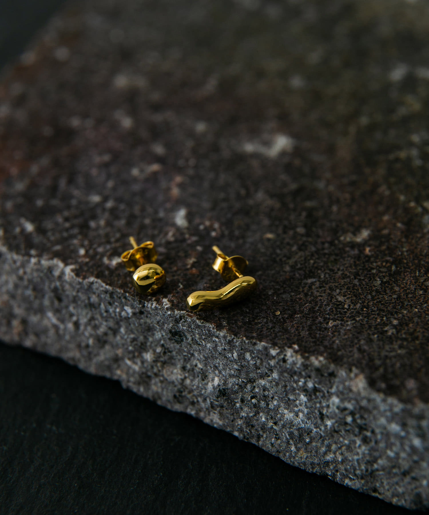 SMELLY so’　asymmetry grain pierce