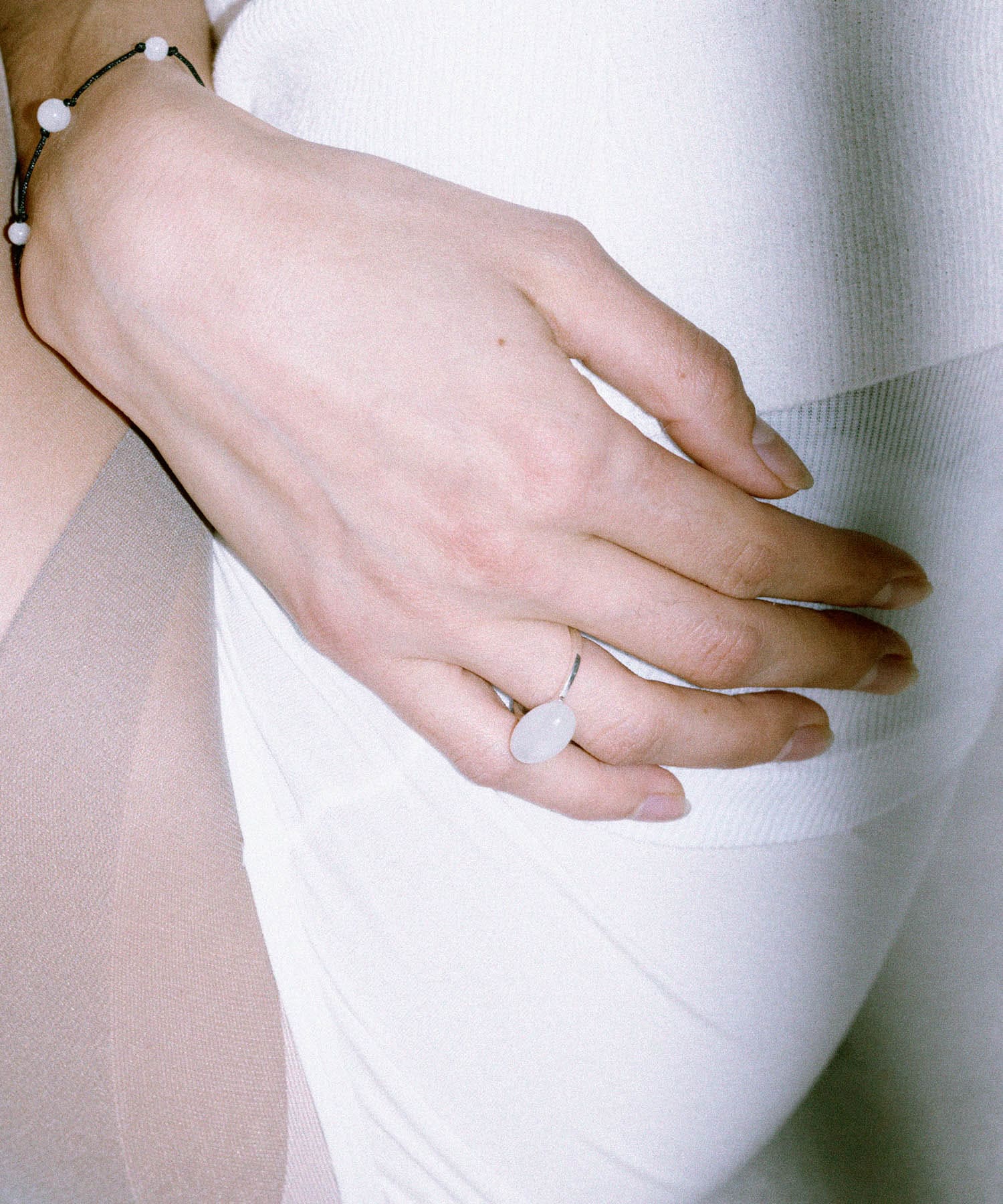 SMELLY so’　oval white jade ring