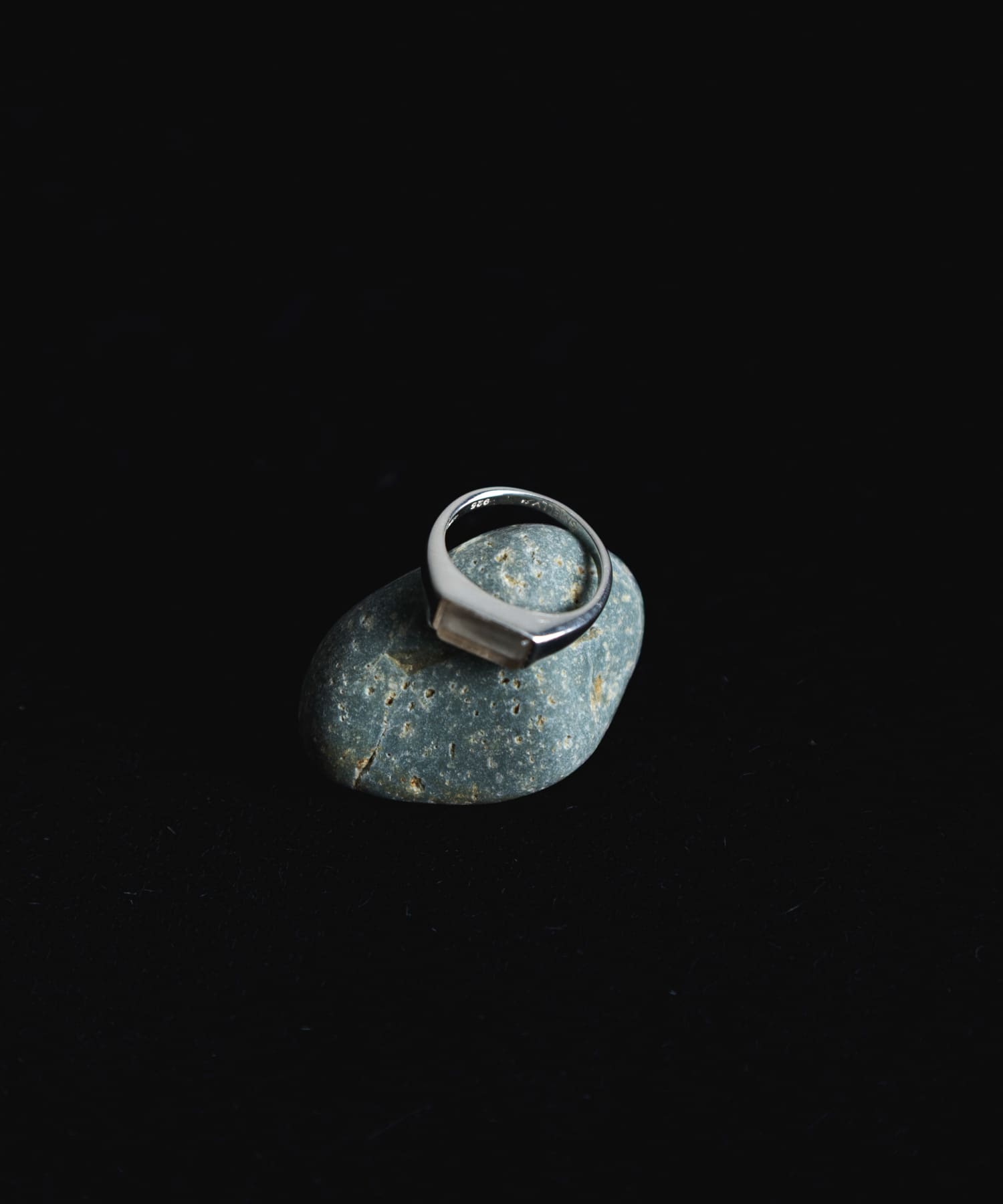 SMELLY so’　smoky quartz pinky ring