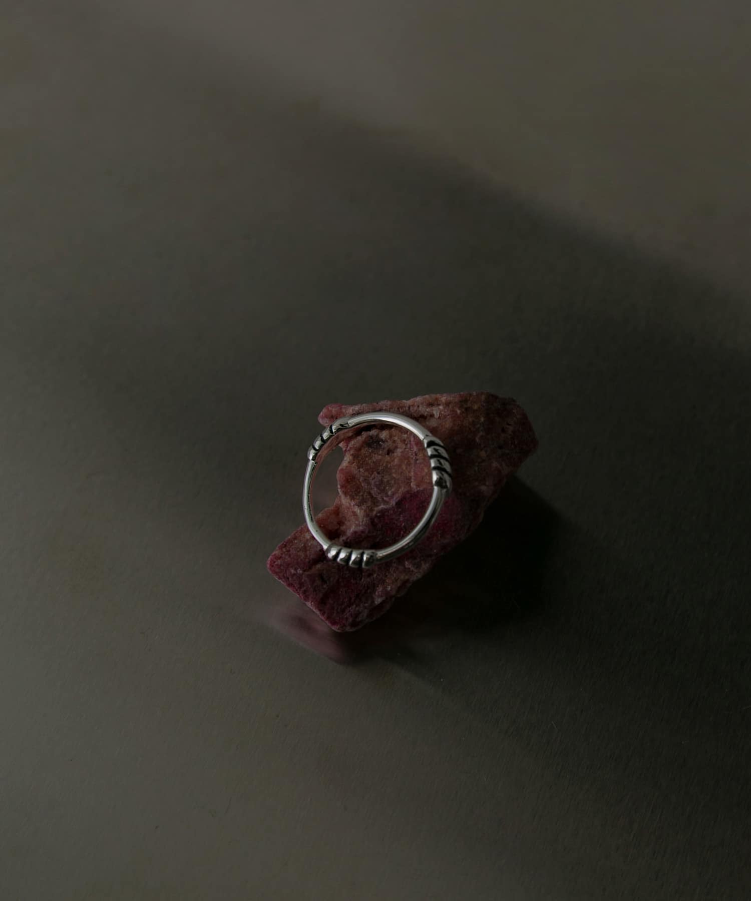 SMELLY so’　textured knot thin ring