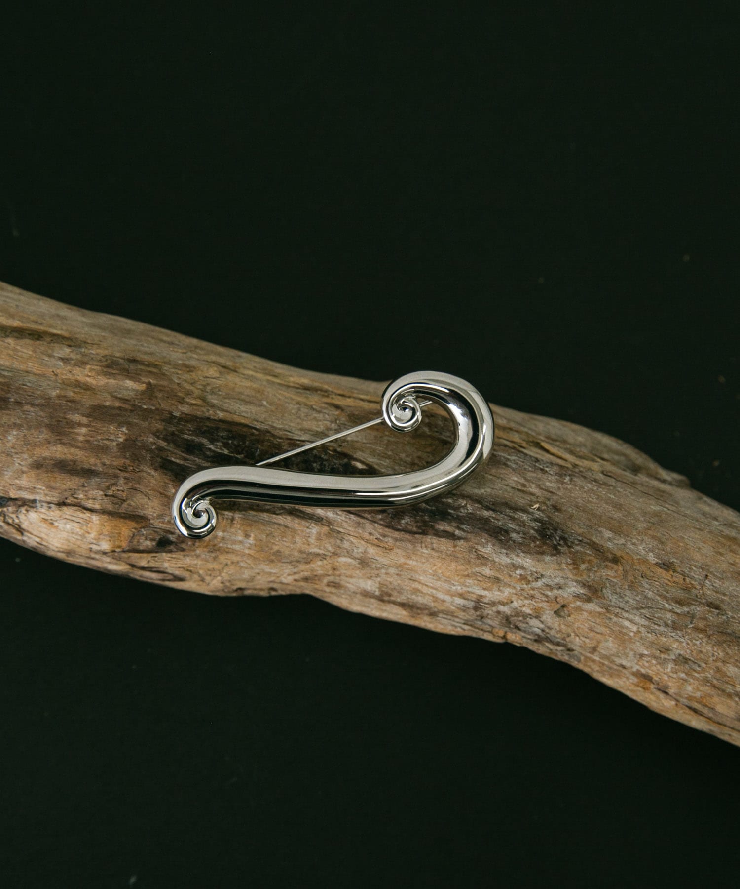 SMELLY so’　organic swirl brooch