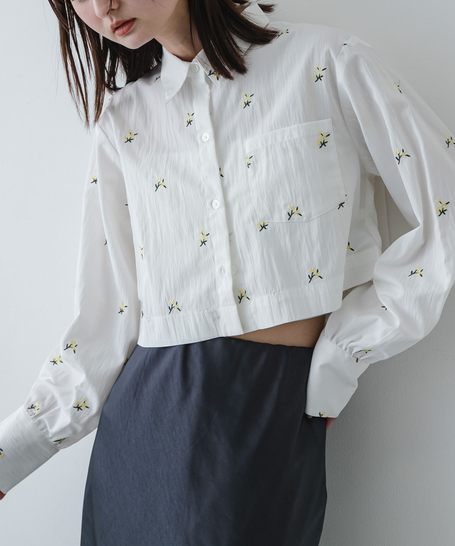 フラワーエンブロイダリークロップドシャツ