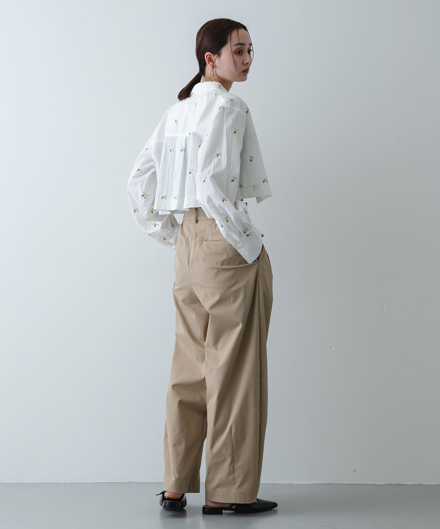 フラワーエンブロイダリークロップドシャツ(One WHITE): トップス