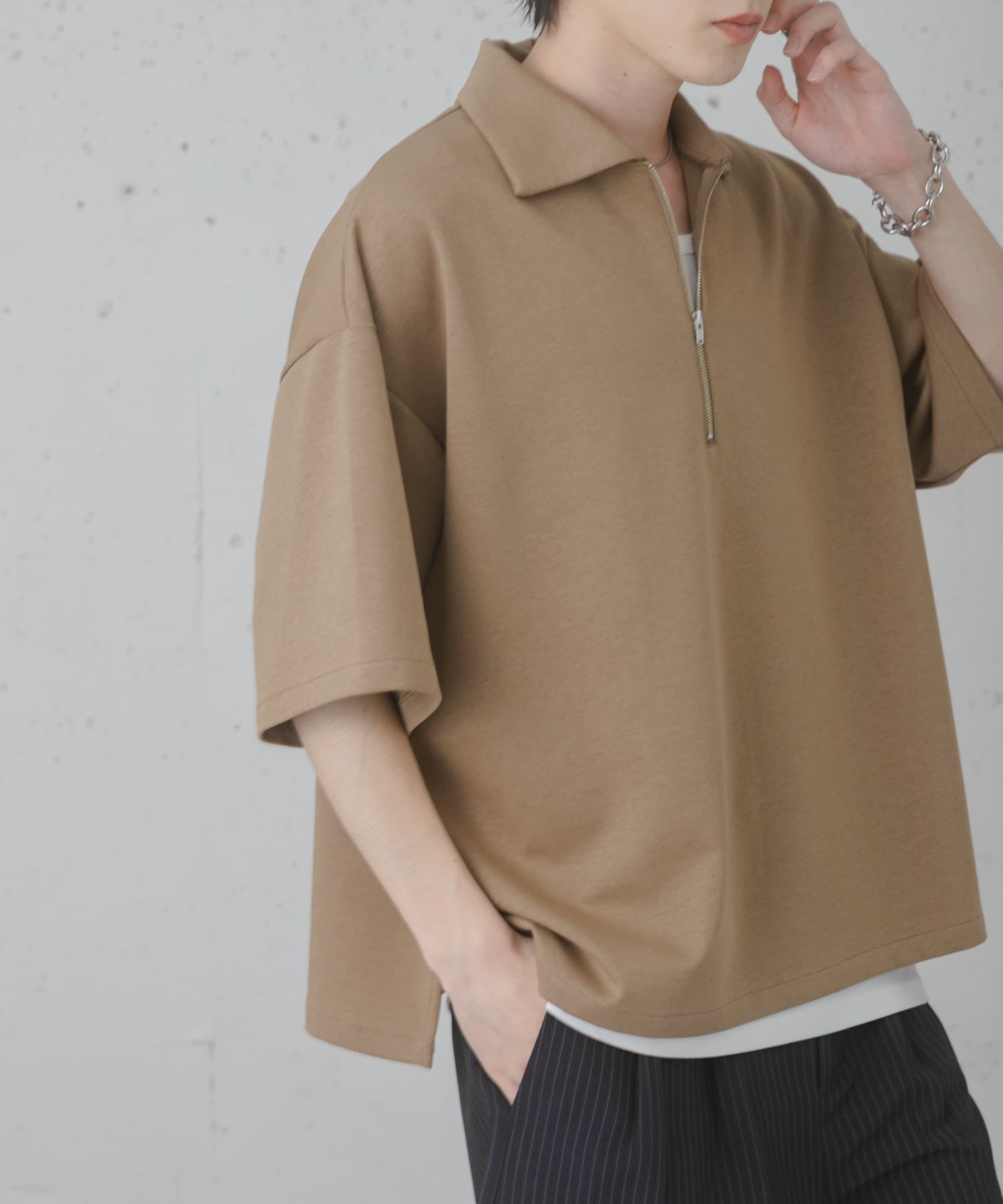 『ユニセックス』ダンボールポンチハーフジップショートスリーブTシャツ