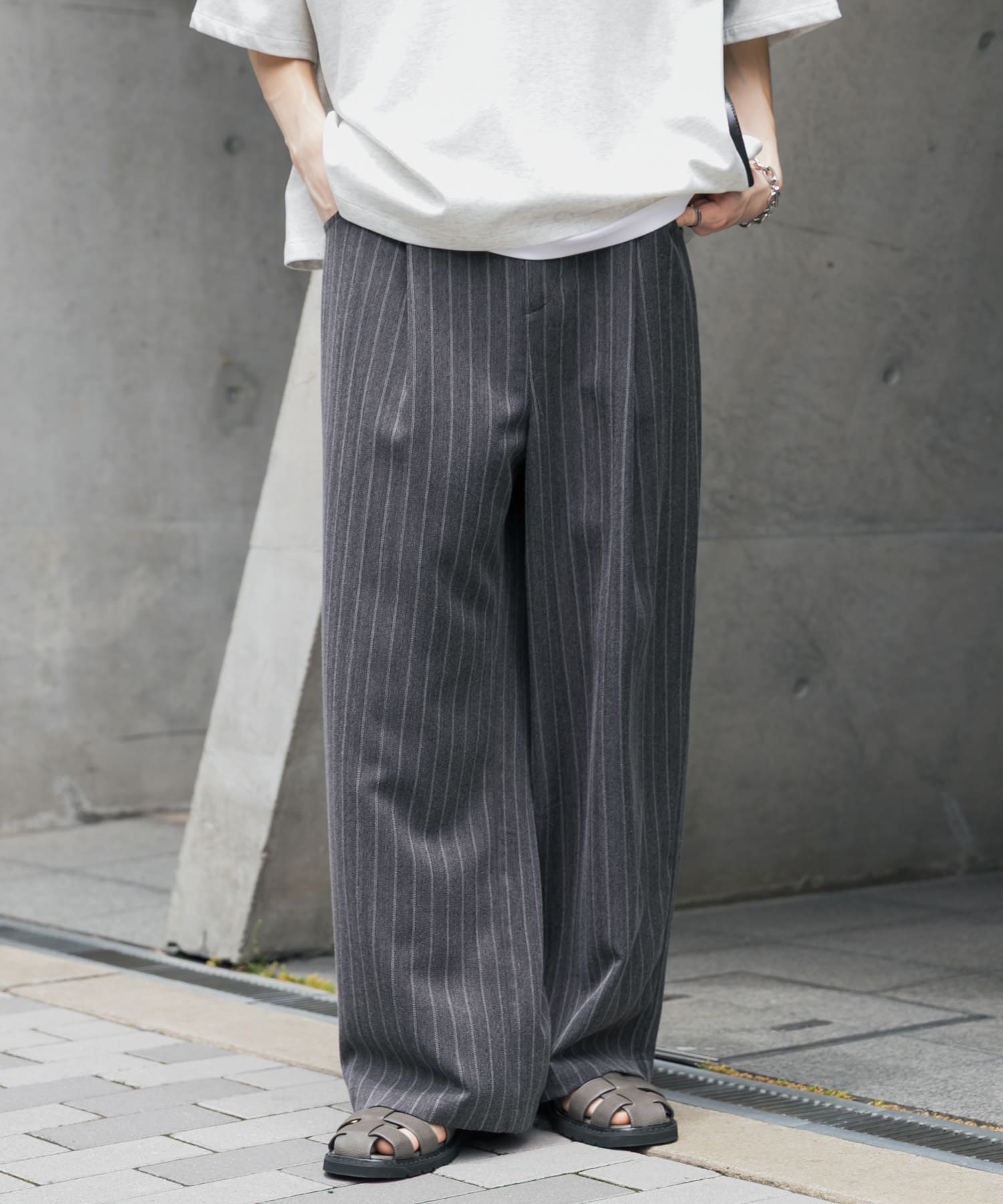 ピンストライプタックワイドスラックス