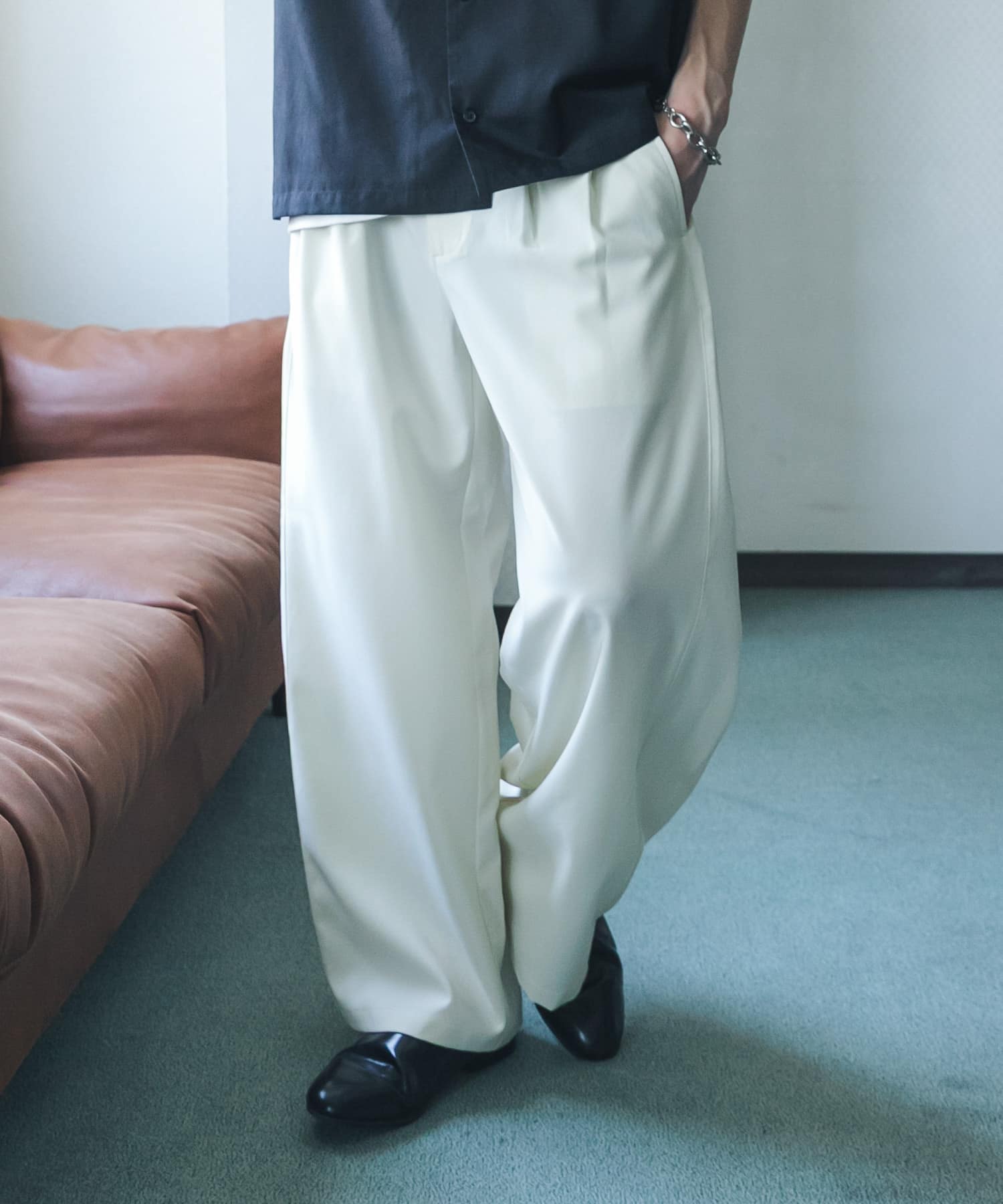 サイドタックワイドスラックス
