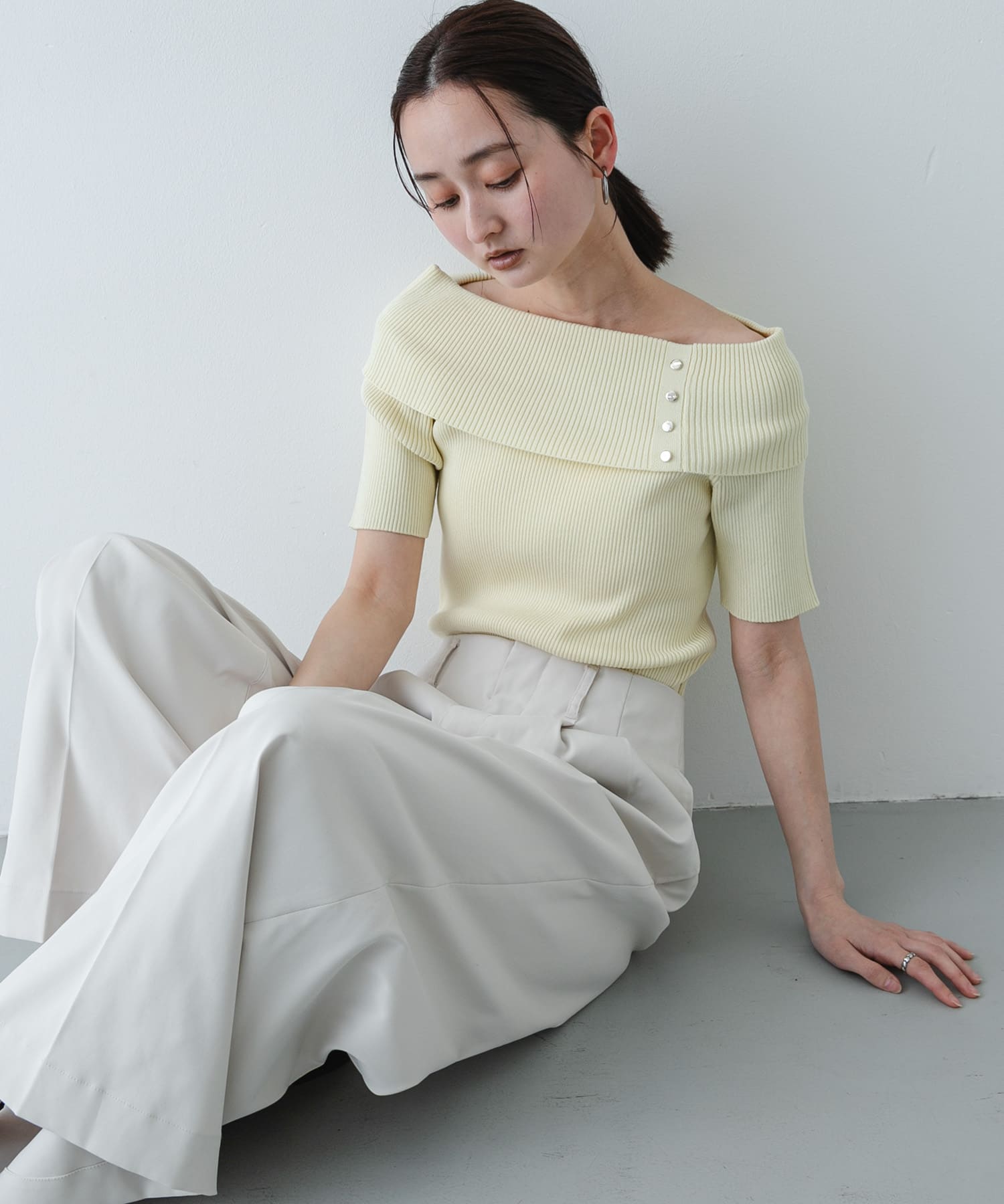洗濯可』メタルボタンオフショルリブセーター(One YELLOW): トップス