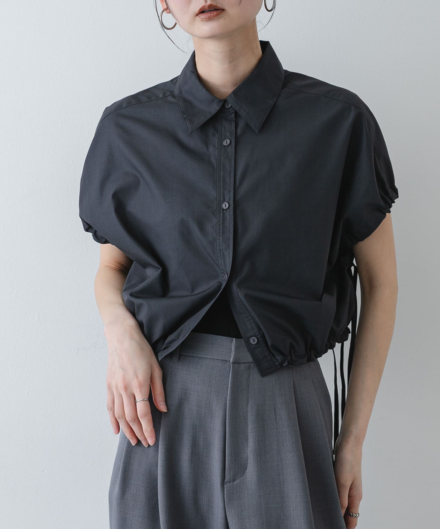 イージーケア』クロップドギャザーシャツ(One OFF WHITE): トップス
