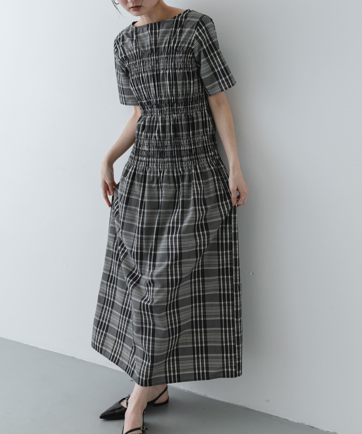 チェックシャーリングワンピース(COMPACT BEG×BLK): ワンピース｜URBAN