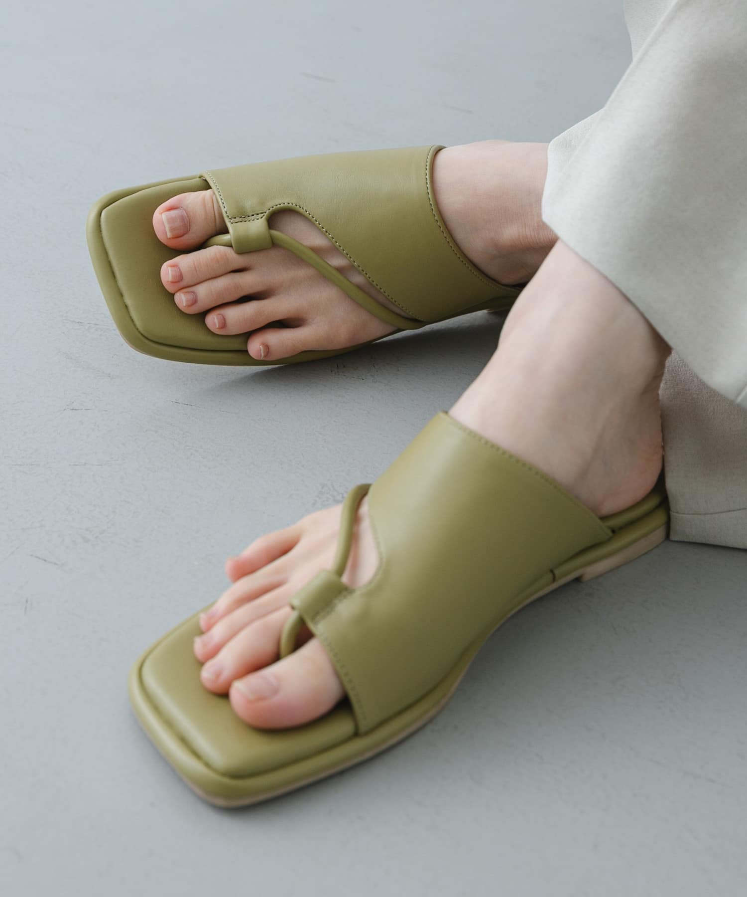 スクエアトゥトングサンダル Y.BEIGE S