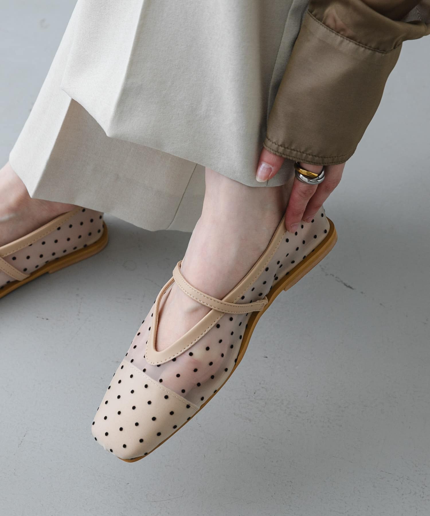 シアードットフラットパンプス IVORY S