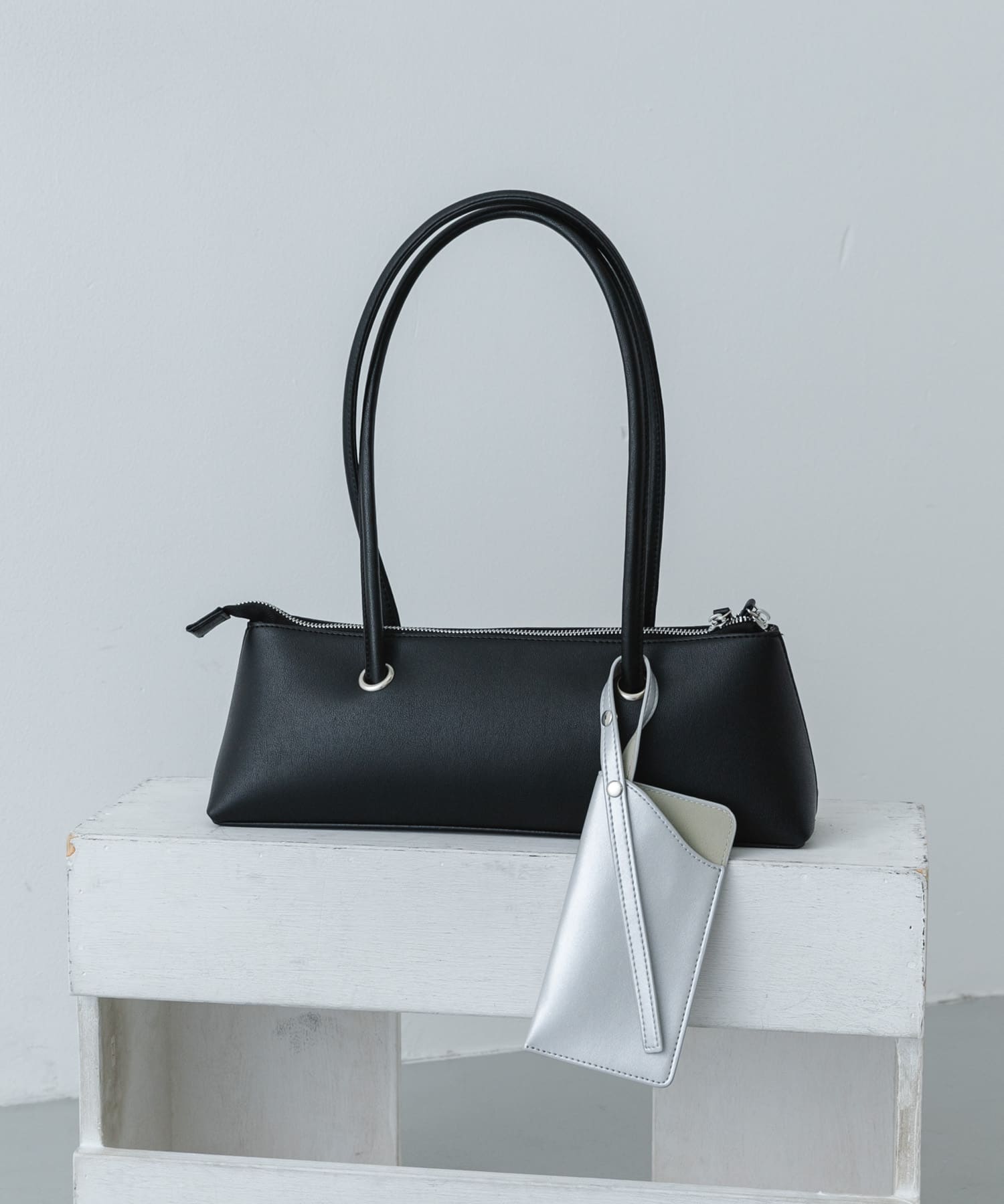 マルチケースツキワイドショルダーバッグ BLK×SLV One