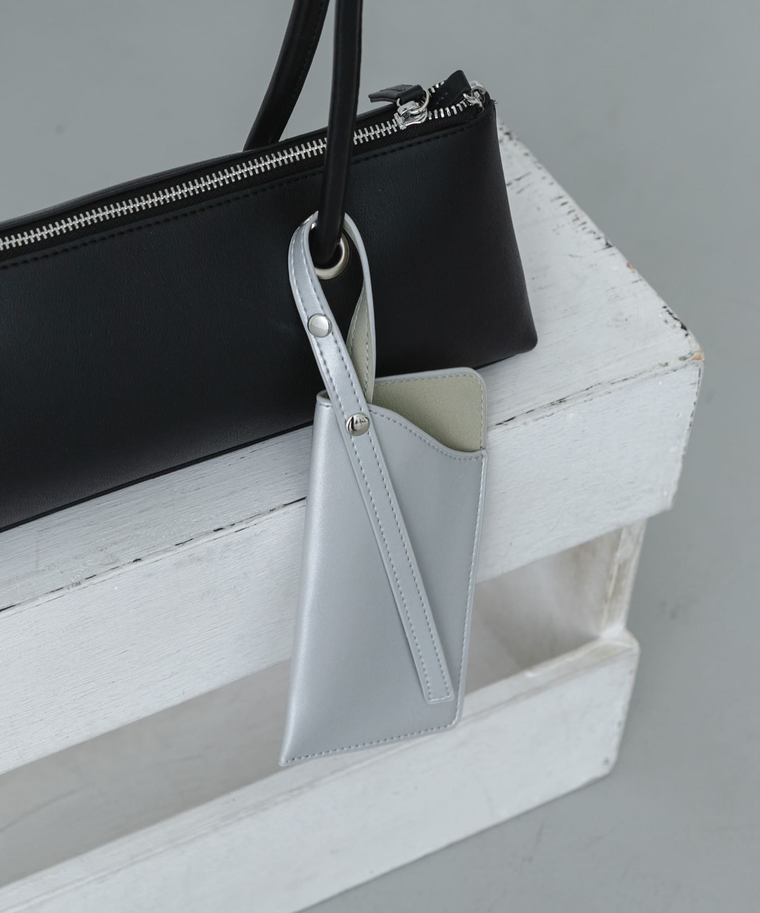 マルチケースツキワイドショルダーバッグ BLK×SLV One