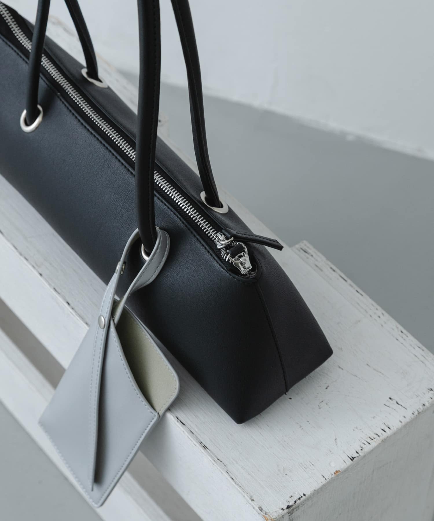 マルチケースツキワイドショルダーバッグ BLK×SLV One