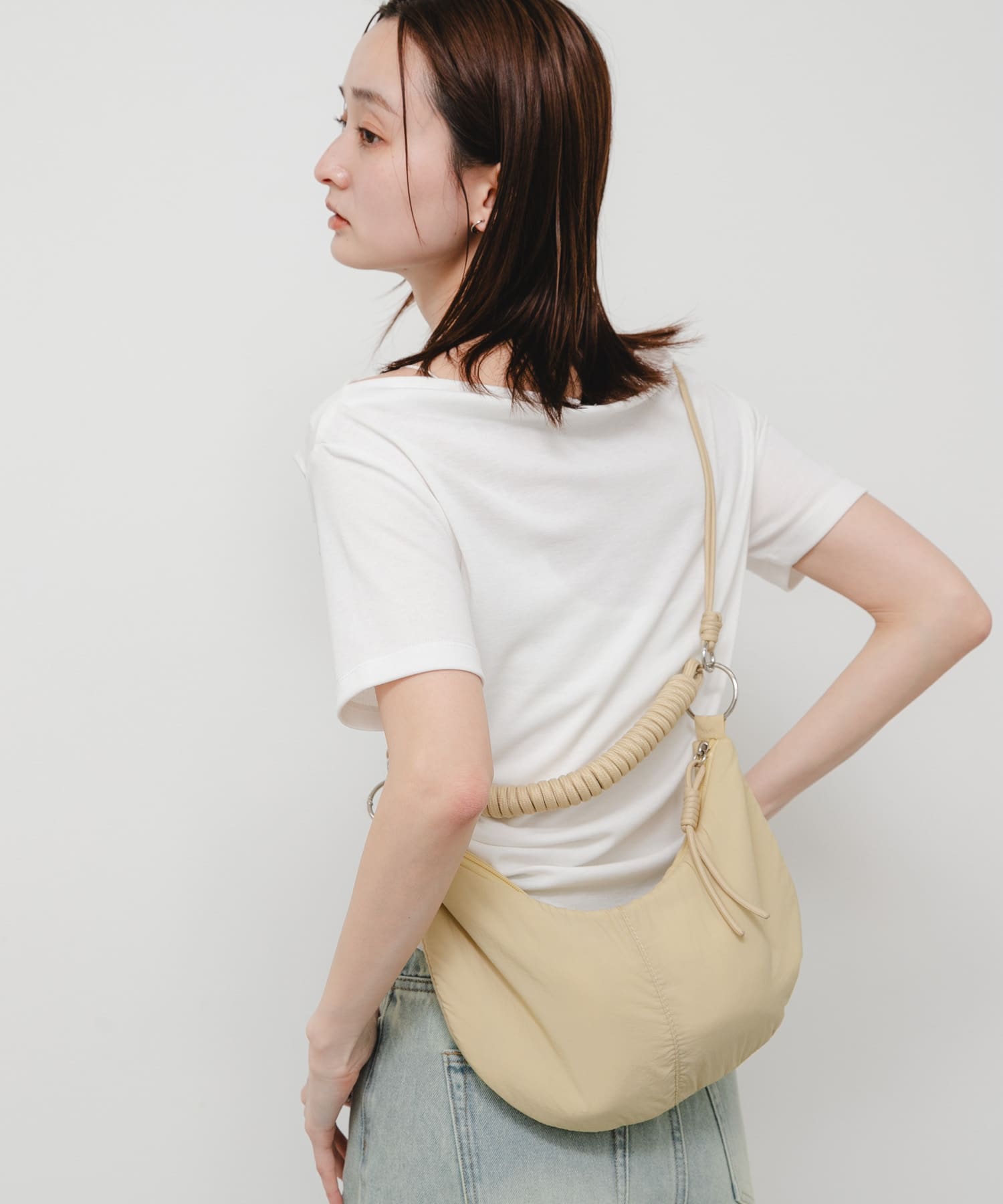 ベージュ