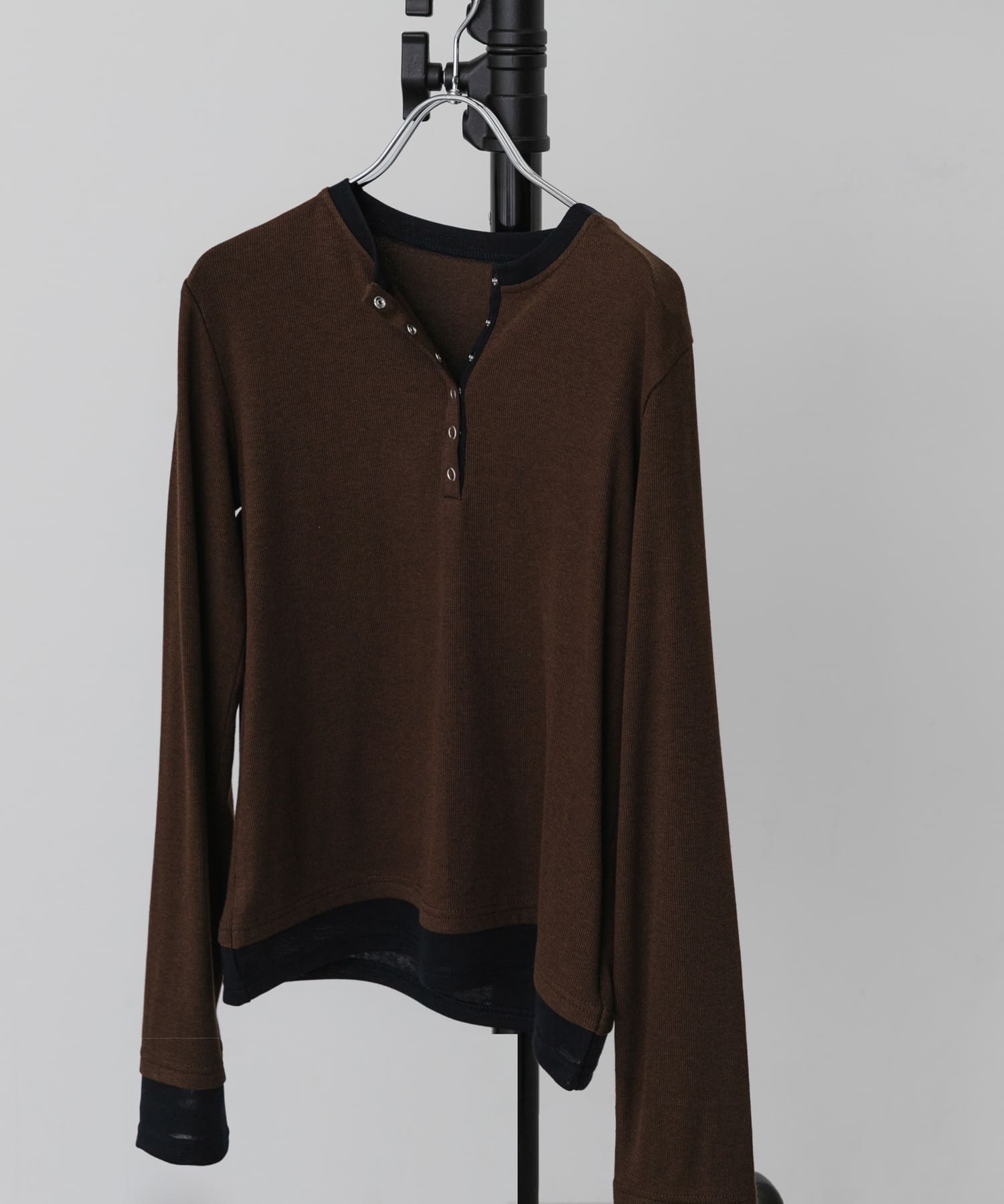 ヘンリーネックレイヤードトップ BRN×NVY One