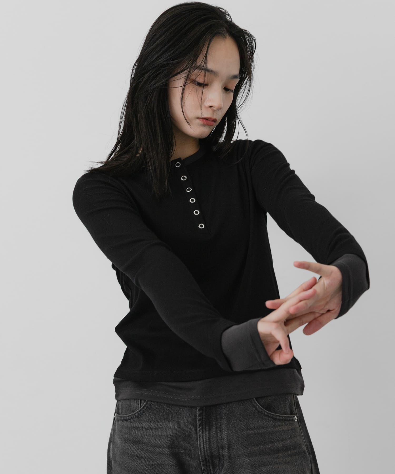 ヘンリーネックレイヤードトップ(One BLK×CHA): トップス｜URBAN