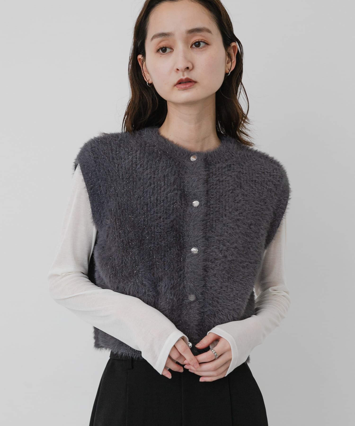 『洗濯可』ラメシャギーフロントボタンノースリーブニット