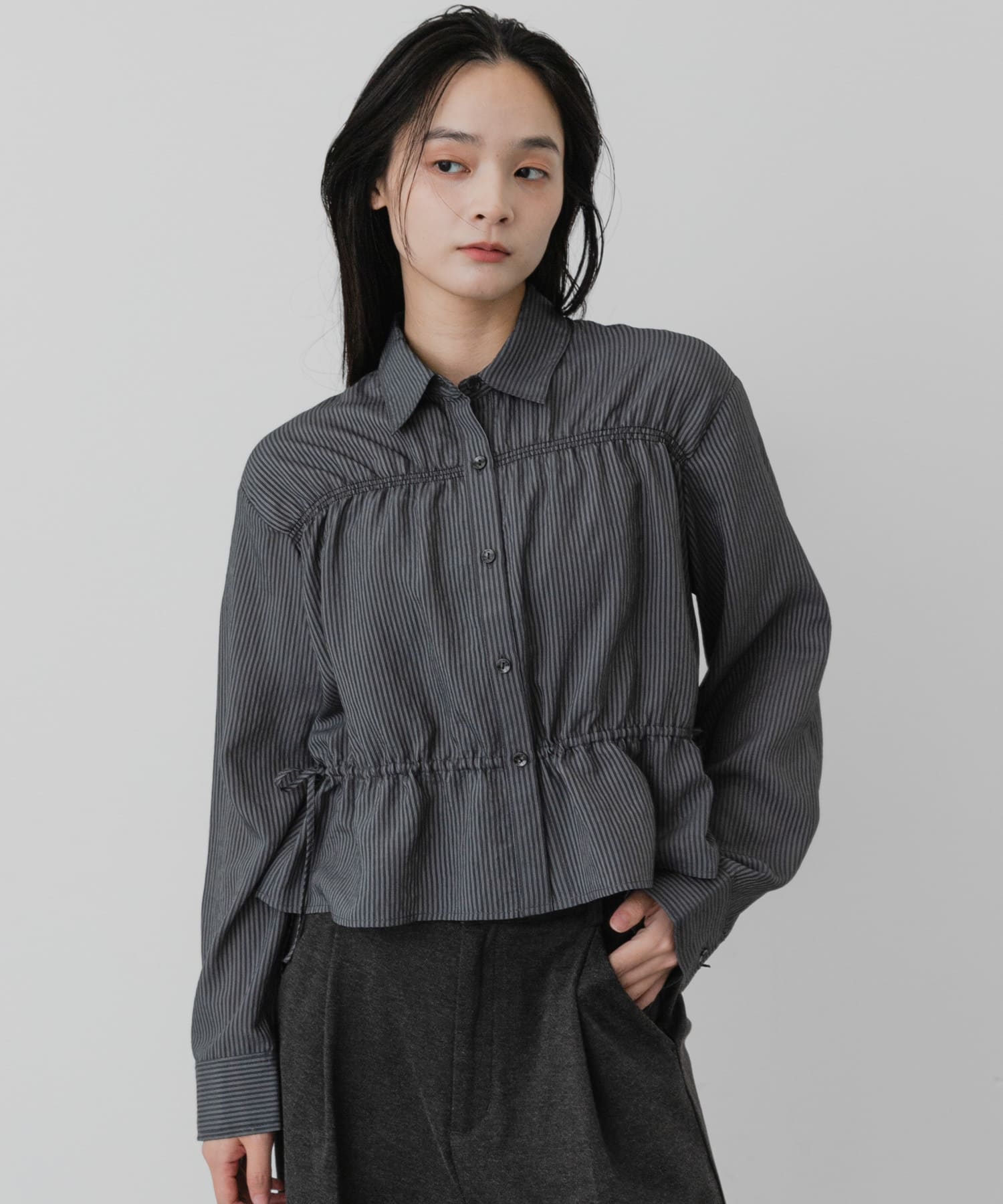 クロップドギャザーシャーリングシャツ(One CHA×GRY): トップス｜URBAN