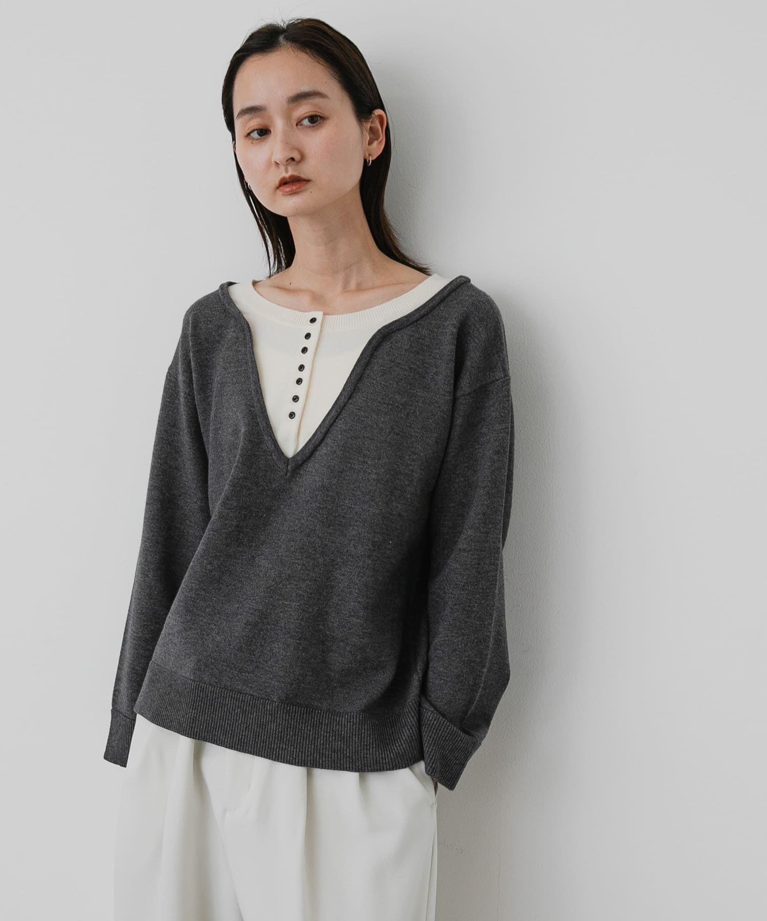 洗濯可』ダブルネックレイヤードヘンリーネックセーター(One CHARCOAL