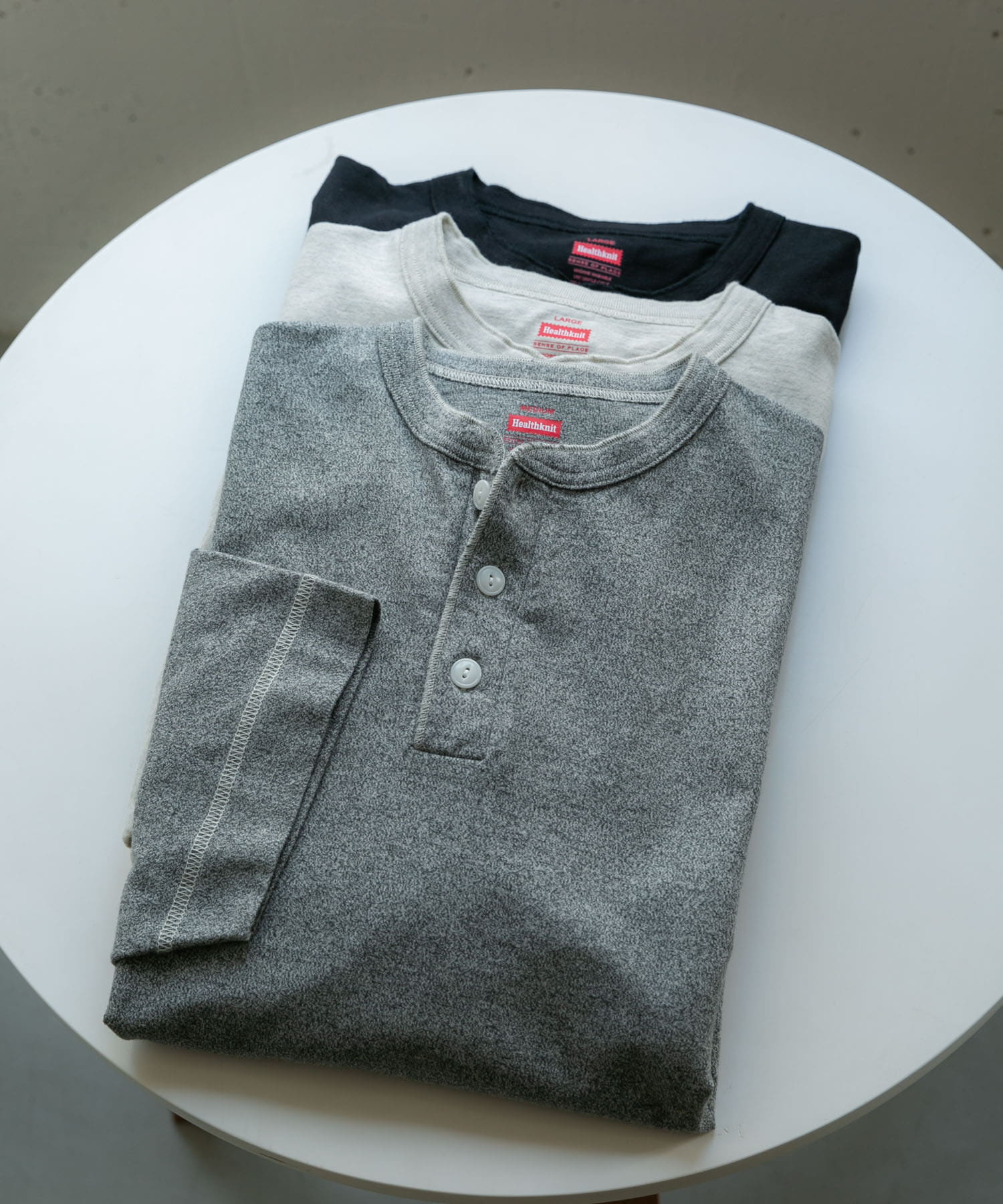 『別注』Healthknit×SENSE OF PLACE　ヘンリーネックTシャツ TOP  GRAY M