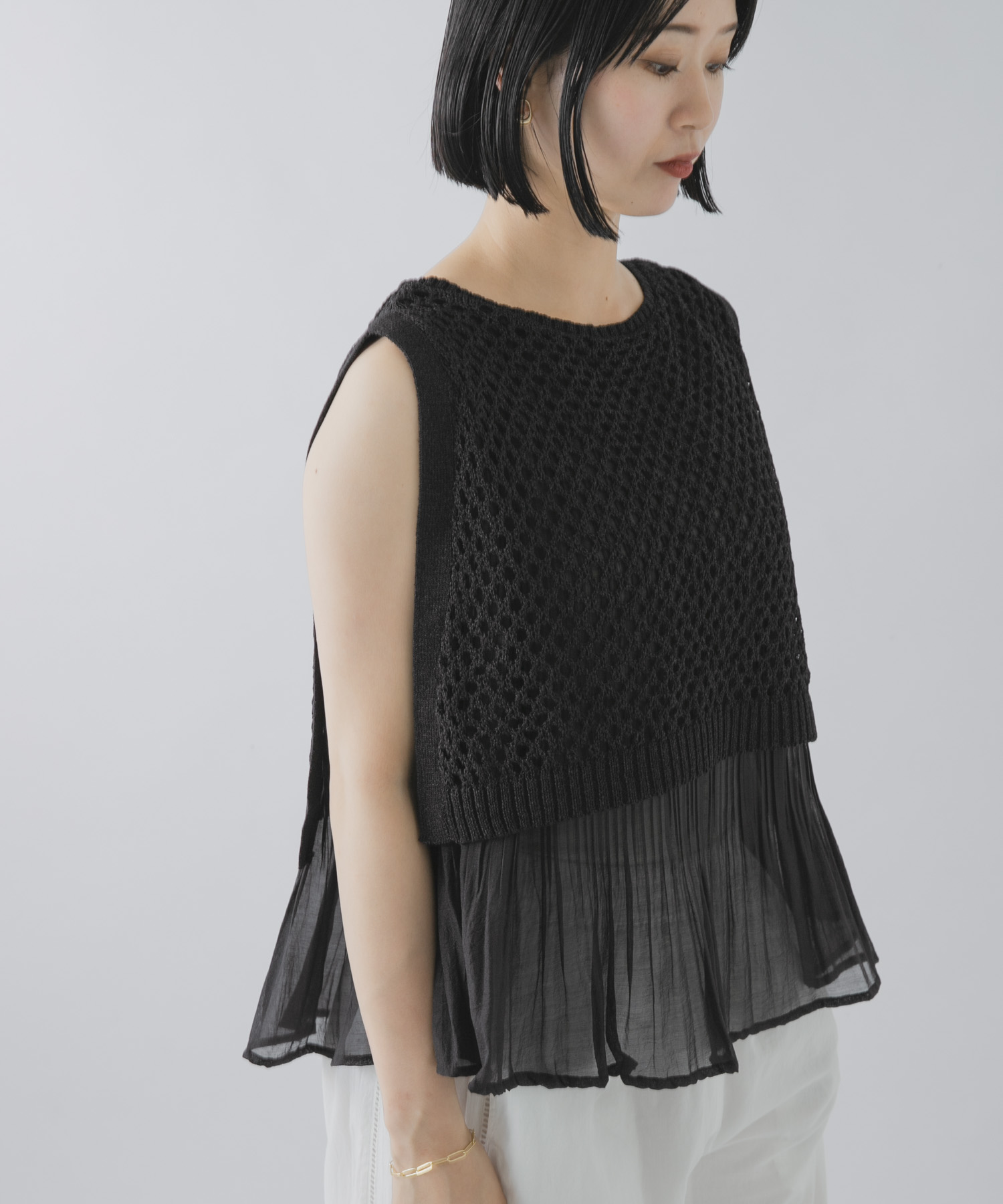 MIDIUMISOLID 　WOVEN PLEATED LAYERED VEST