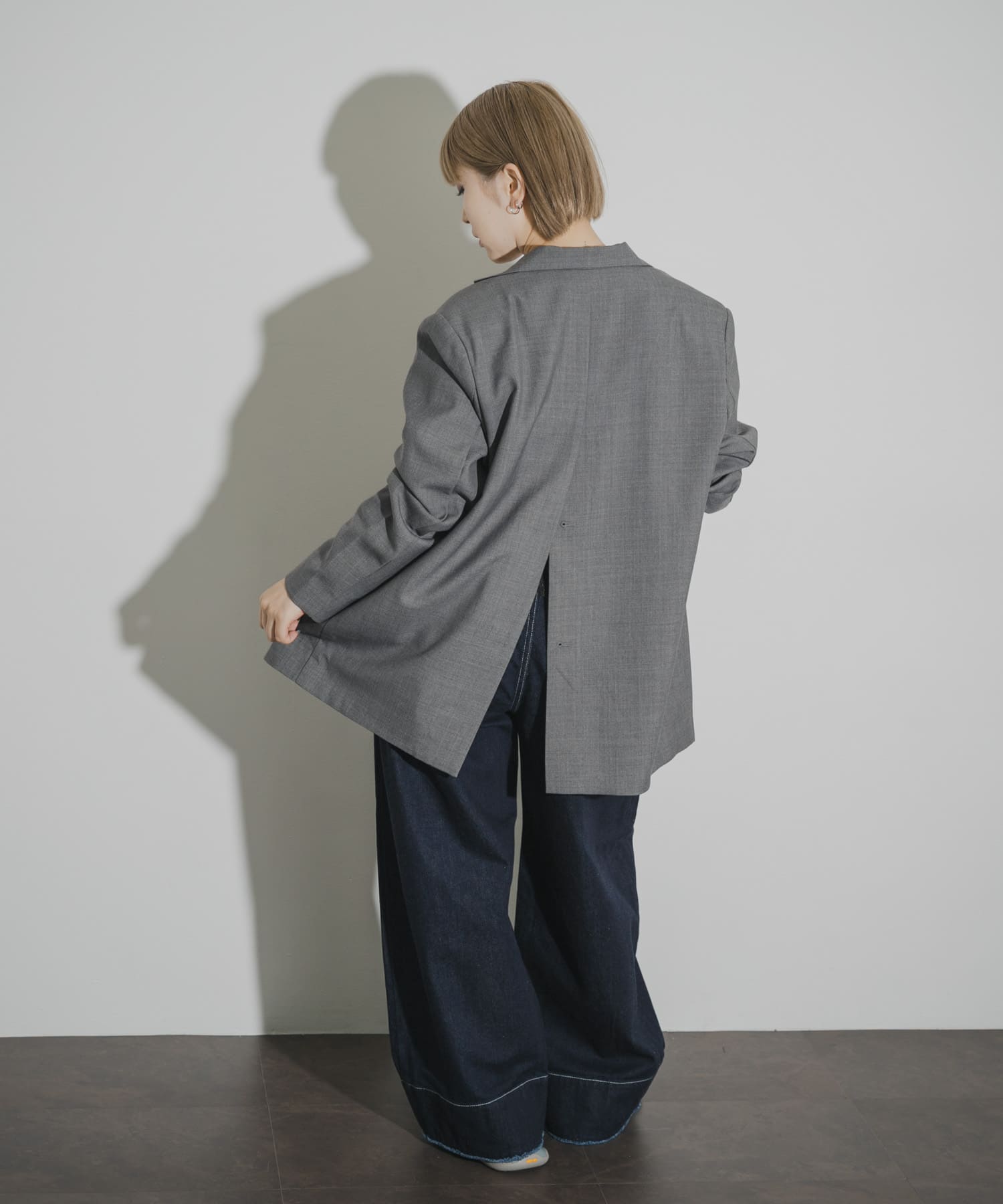 GRAY