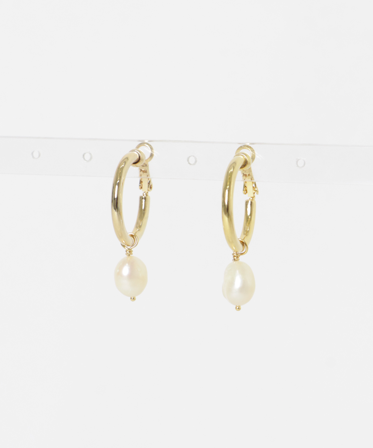 STACEY　チャンキーフープゴールドイヤリング White Free