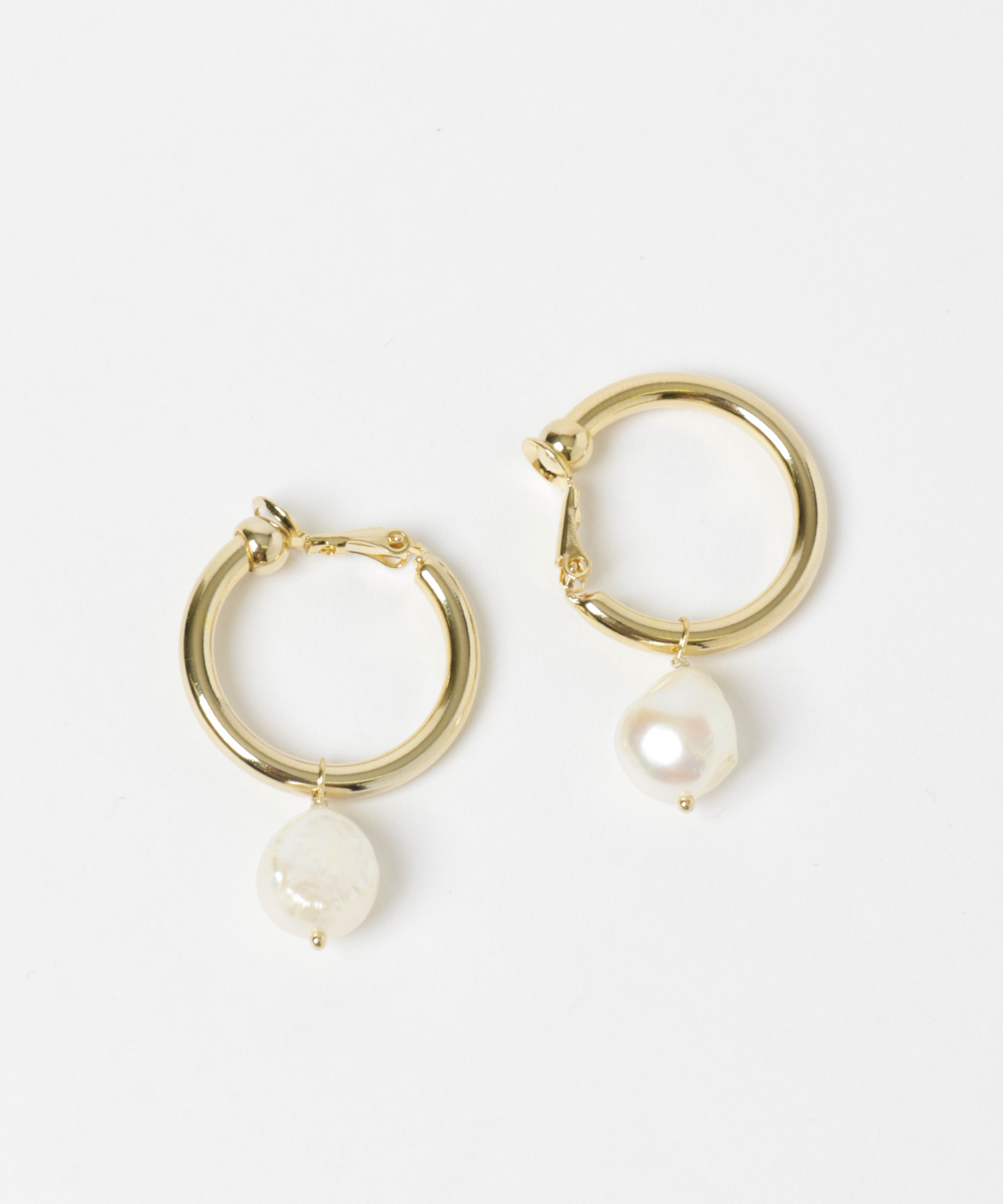 STACEY　チャンキーフープゴールドイヤリング White Free