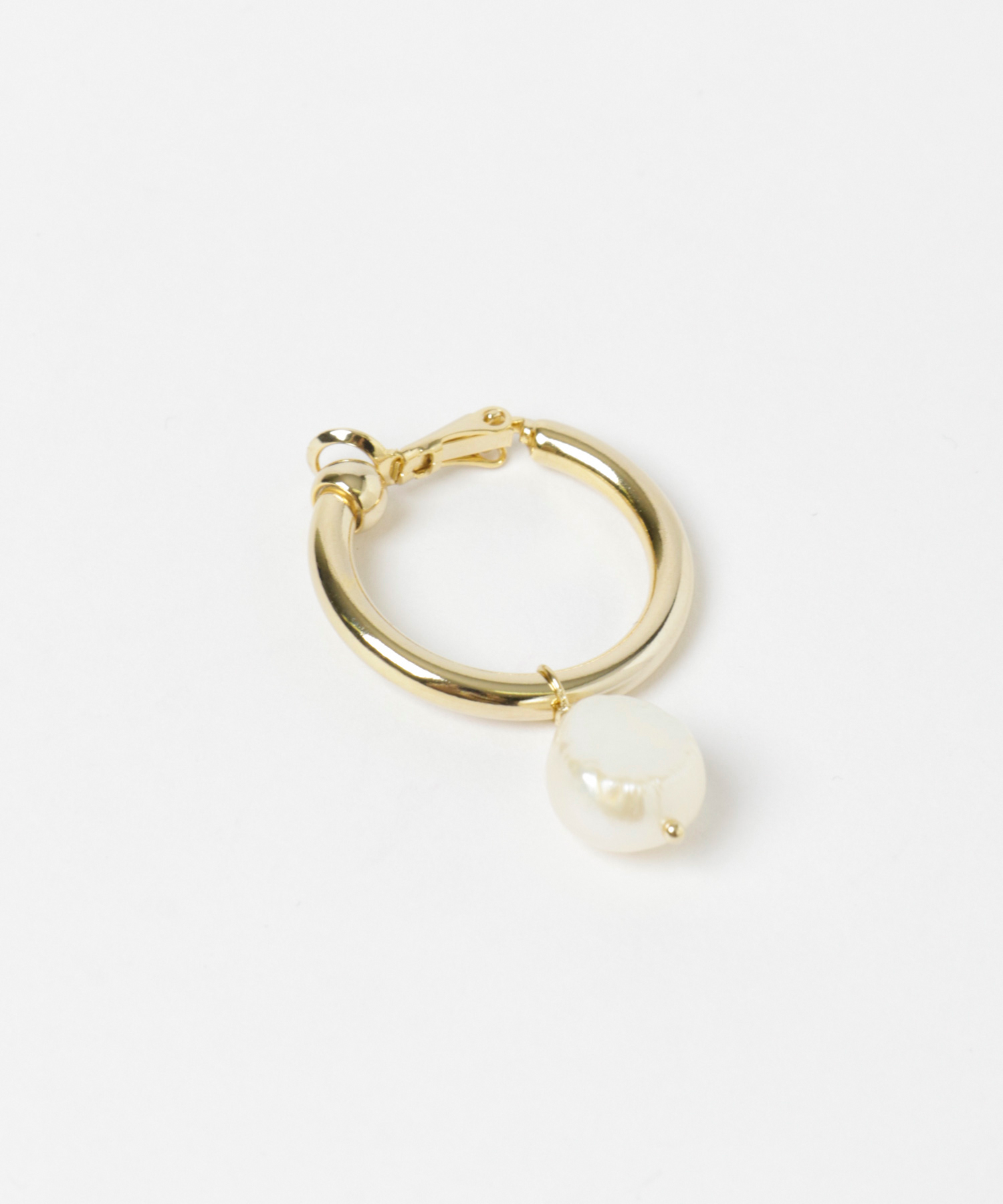 STACEY　チャンキーフープゴールドイヤリング White Free