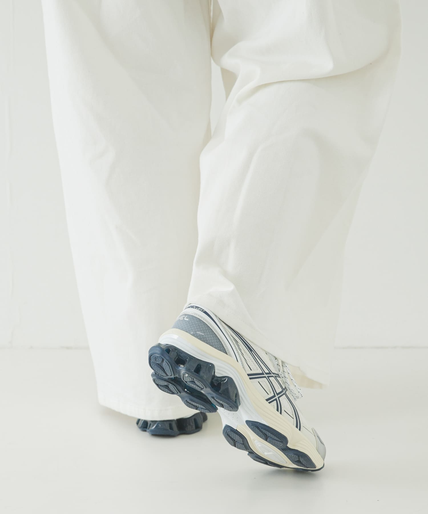 ASICS　GEL-KINETIC FLUENT 104WH/I BL 24