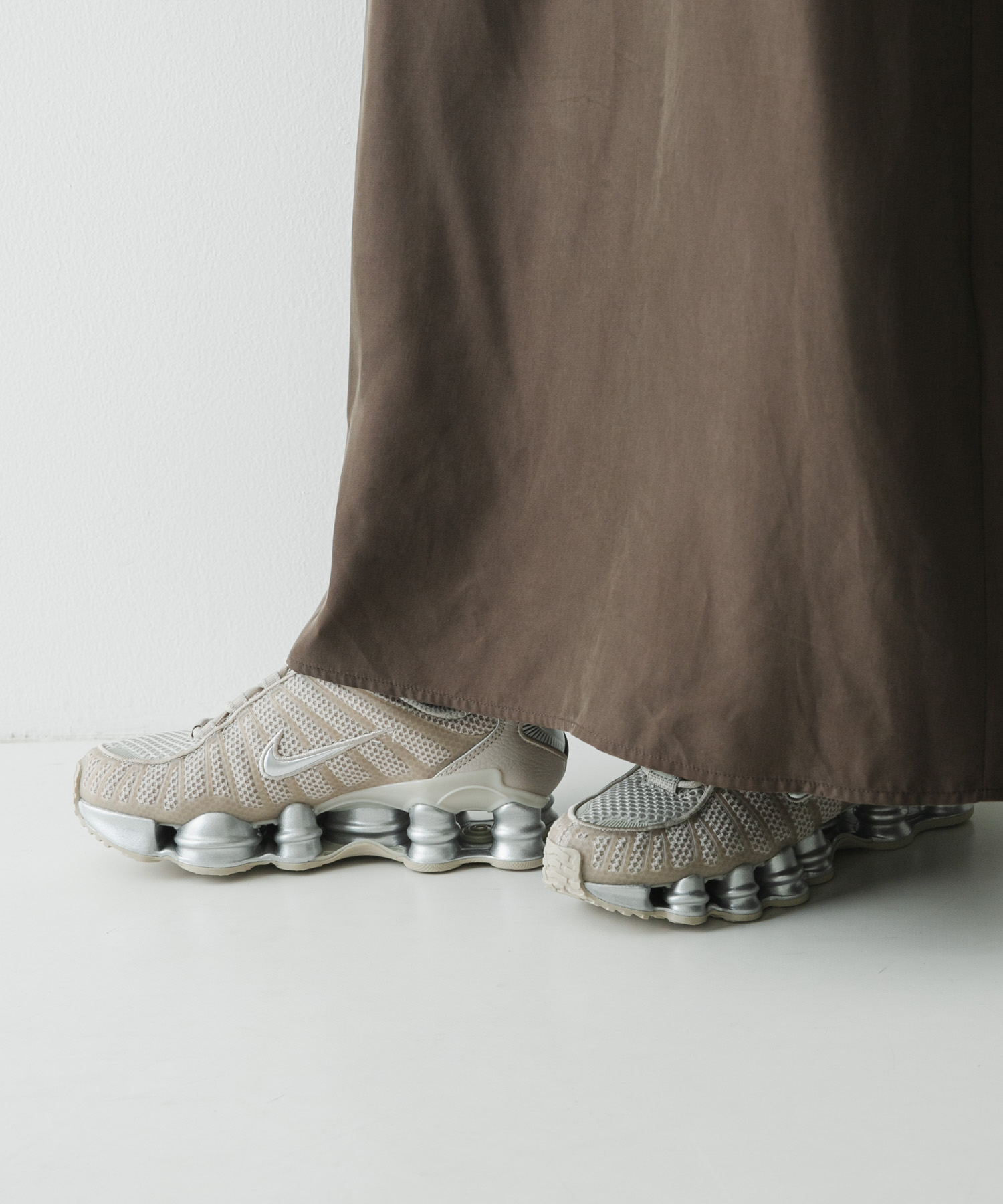 新品未使用 NIKE WMNS SHOX TL 23.5センチ NIKE SHOX TL(23.5 CREAM SV): シューズ｜URBAN RESEARCH公式