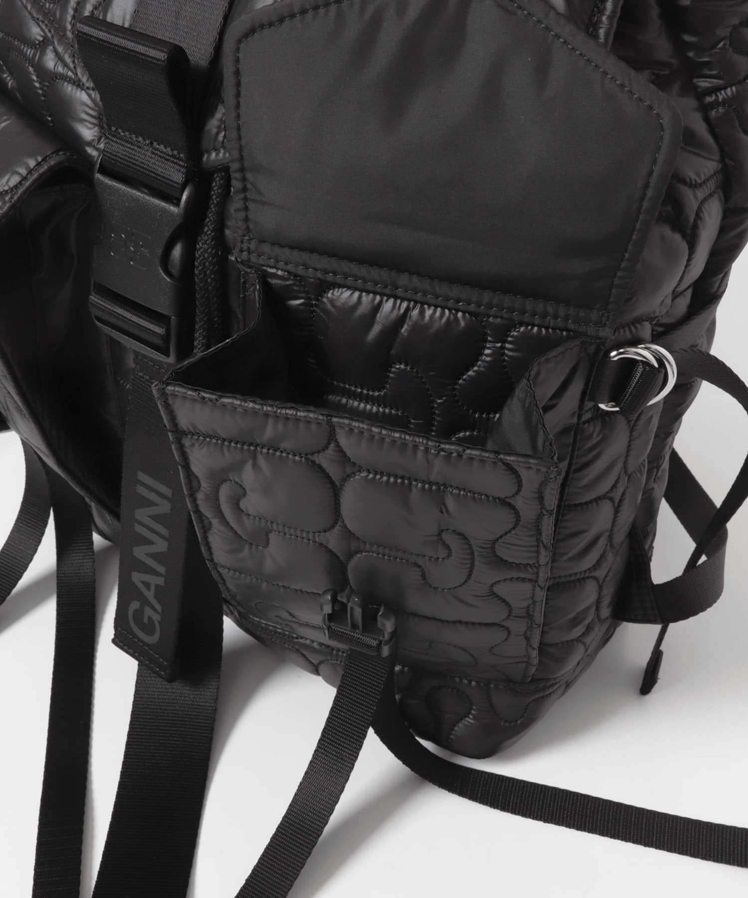 GANNI RE-TECH QUILTED BACKPACK(- BLACK): バッグ｜URBAN RESEARCH