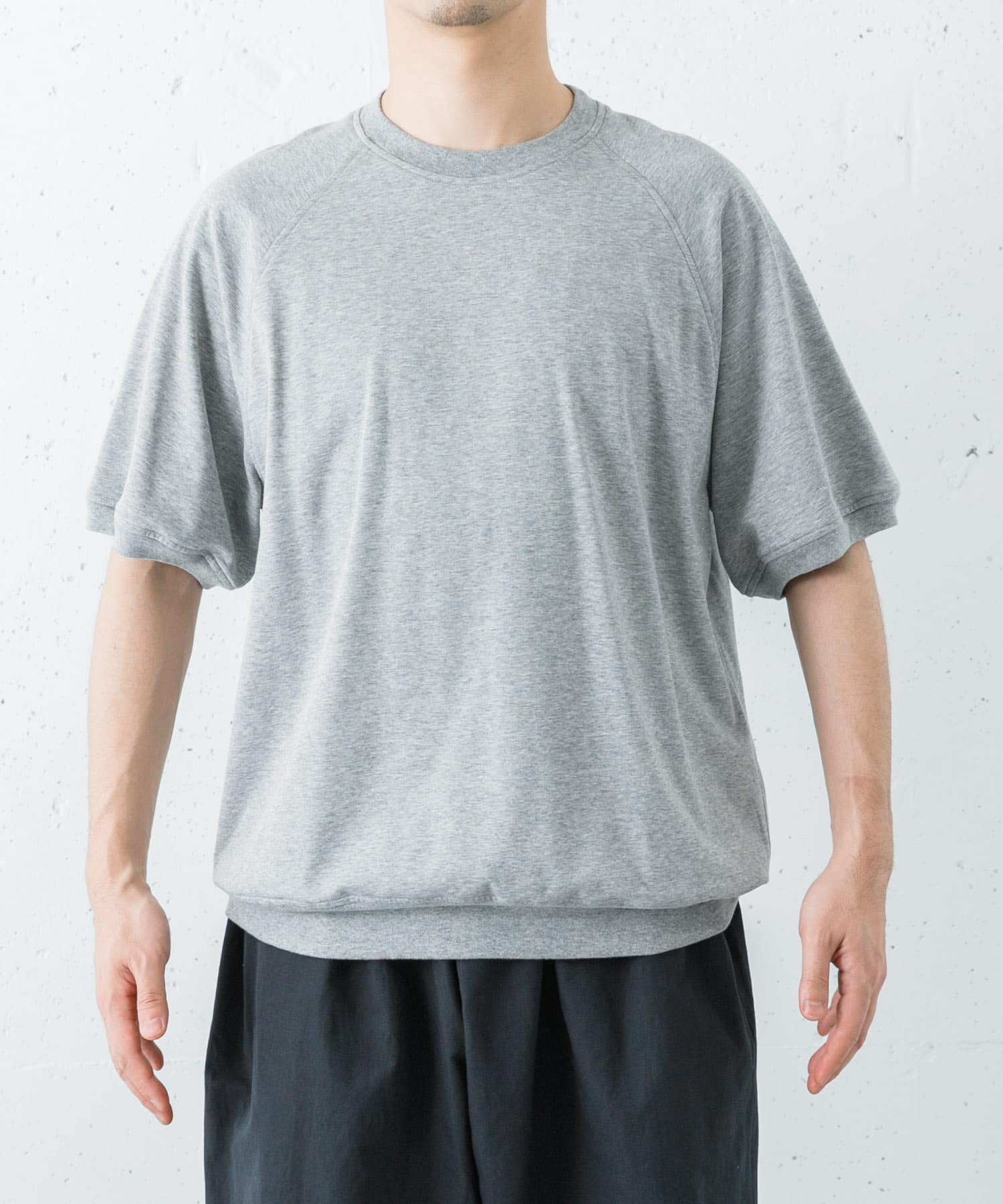 グレー