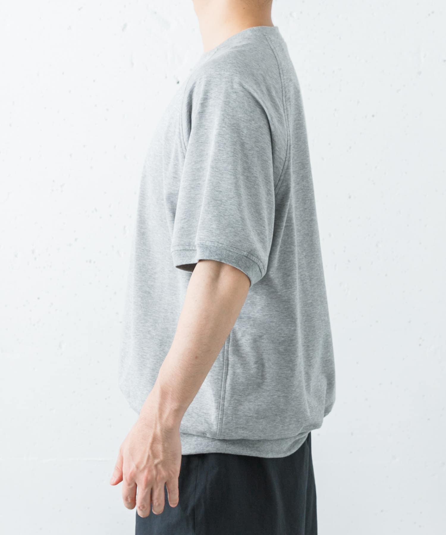 グレー