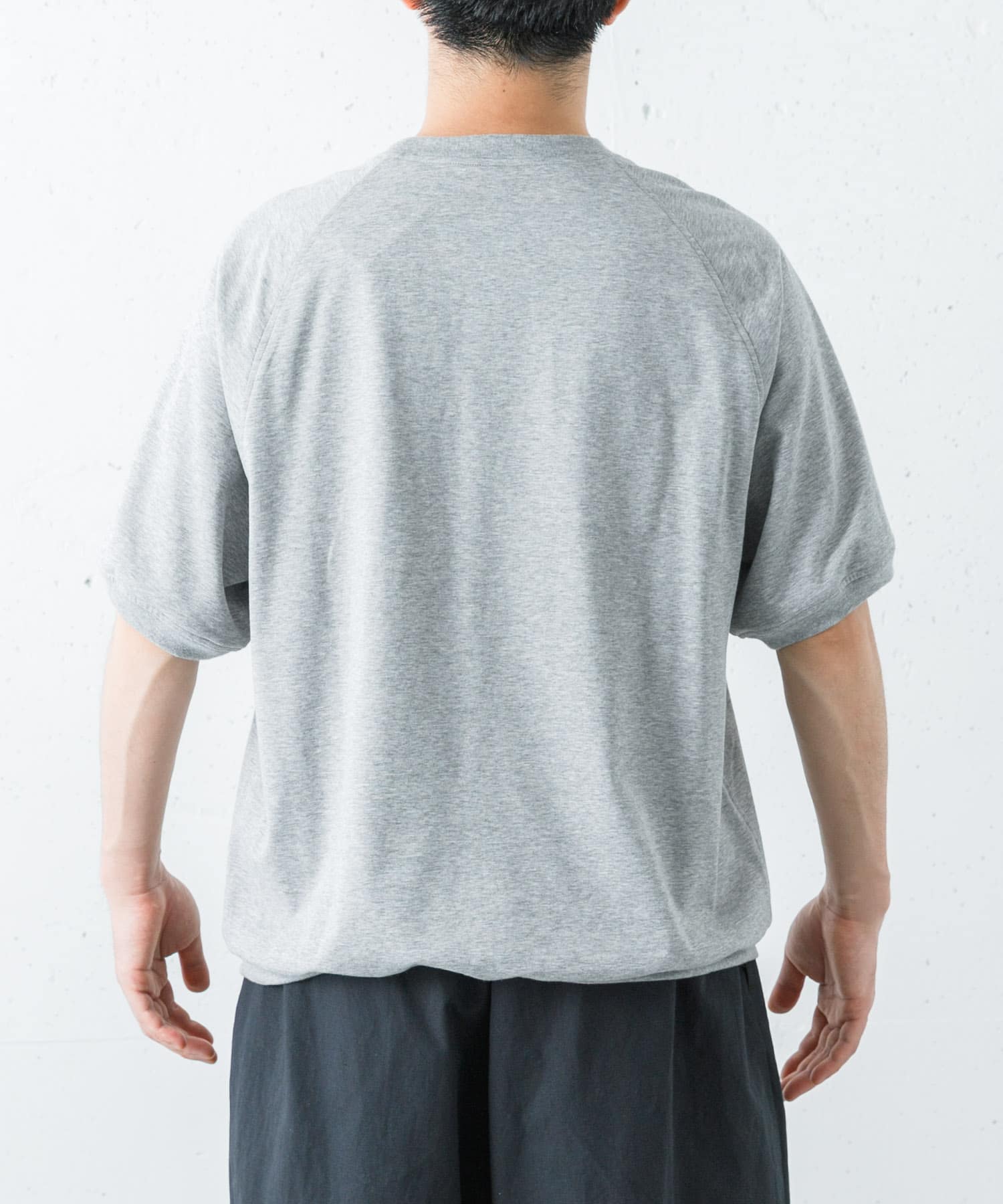 グレー