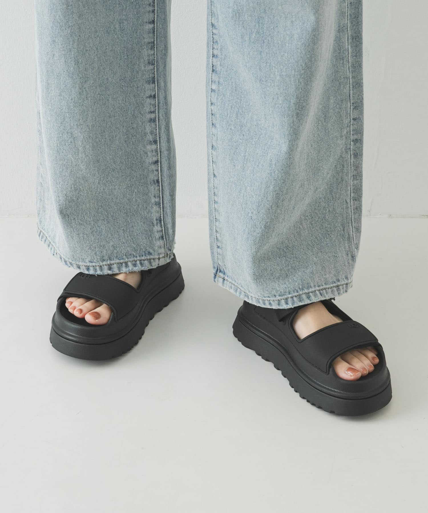 UGG　W GOLDENGLOW BLACK 23