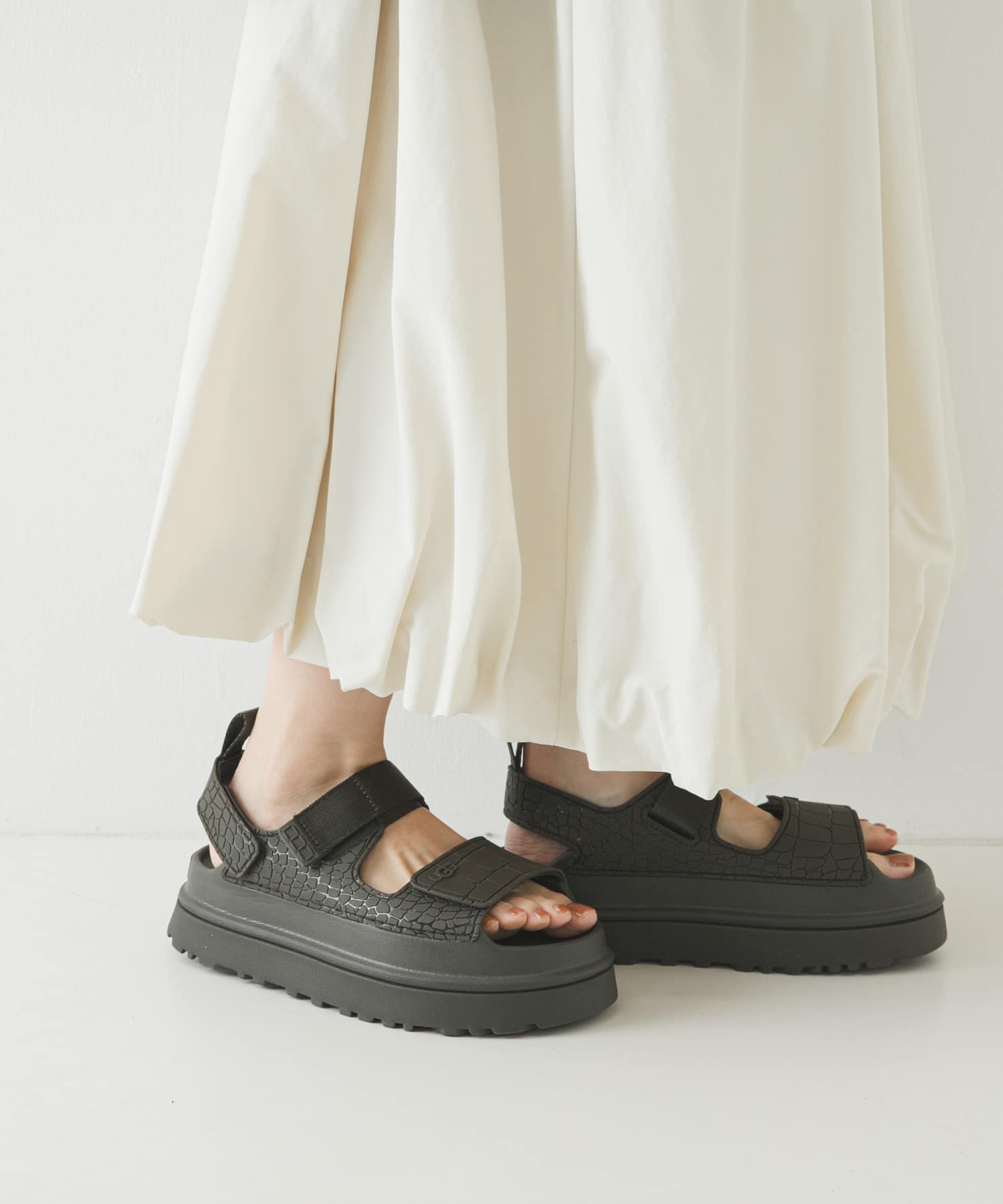 UGG　W GOLDENGLOW EMBOSSED D SMOKE 23