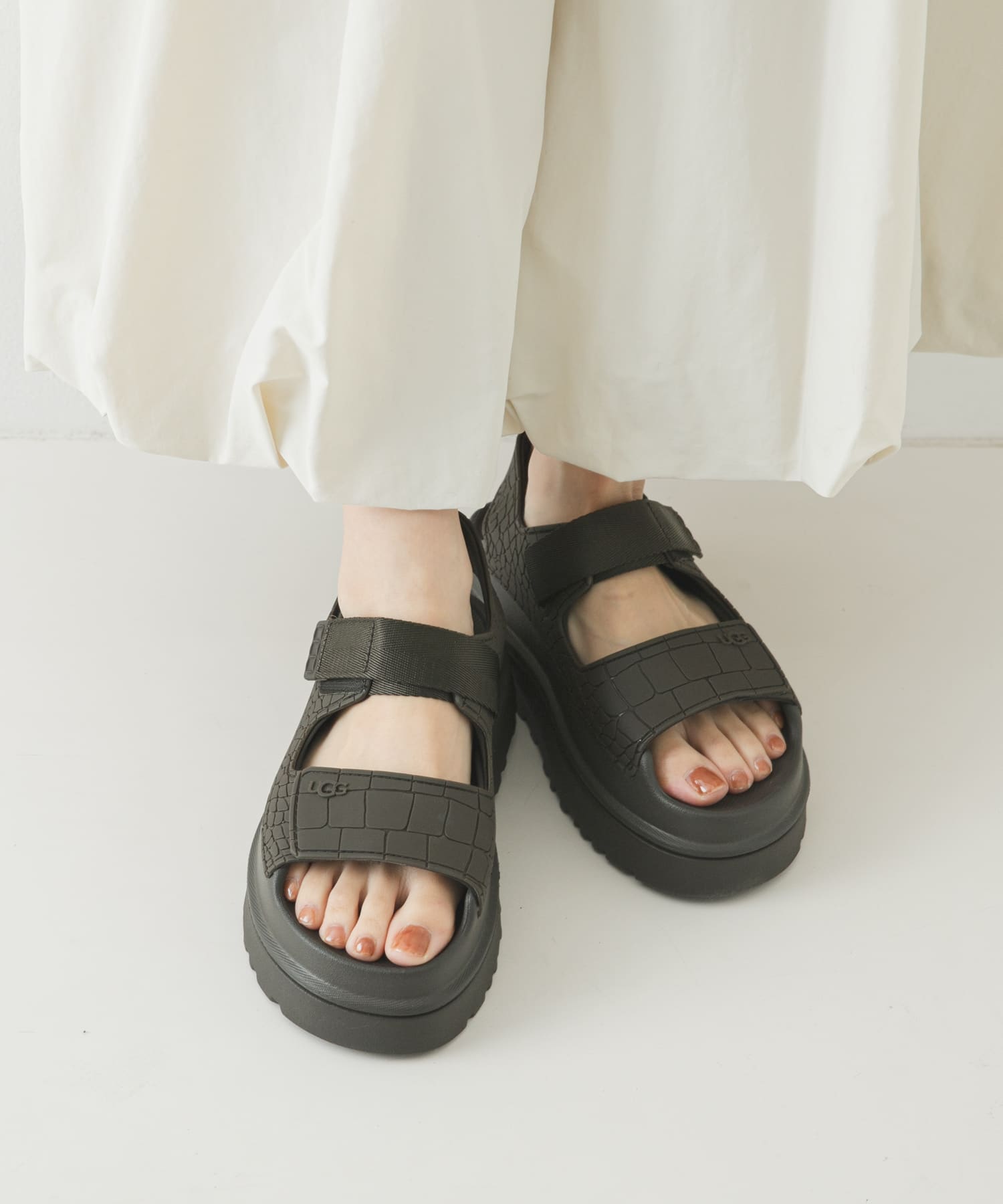 UGG　W GOLDENGLOW EMBOSSED D SMOKE 23