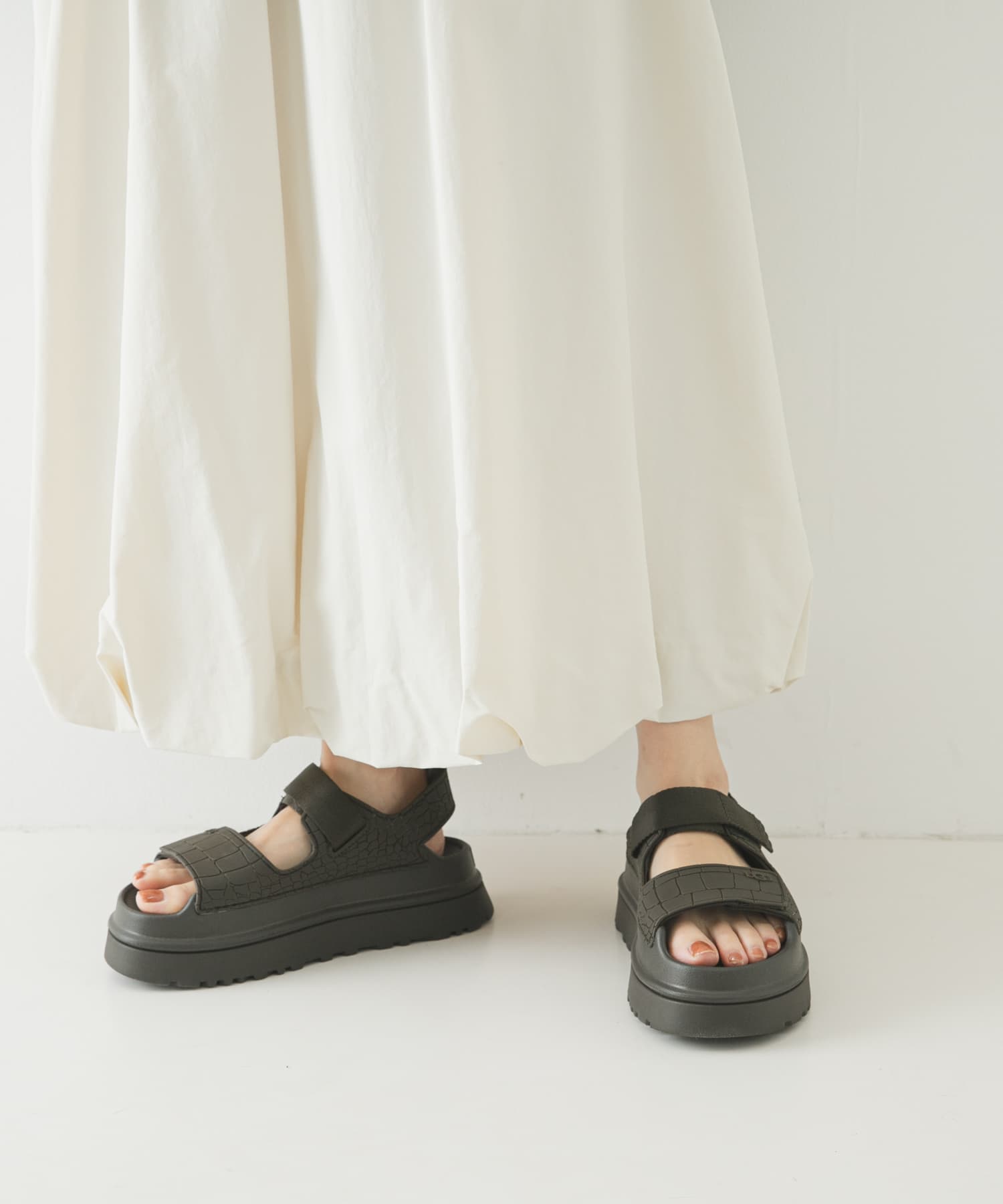 UGG　W GOLDENGLOW EMBOSSED D SMOKE 23