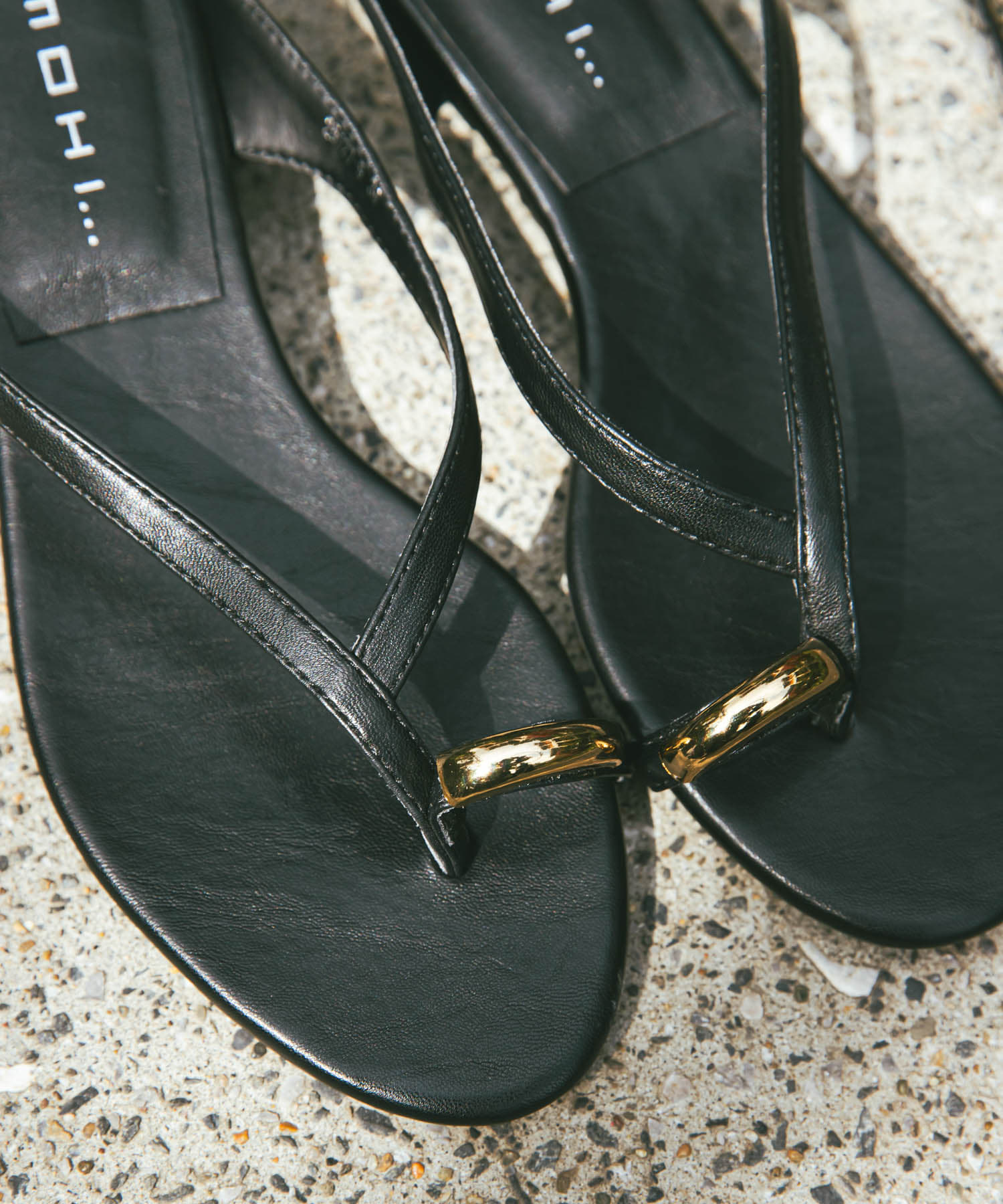 mohi　メタルリングサンダル