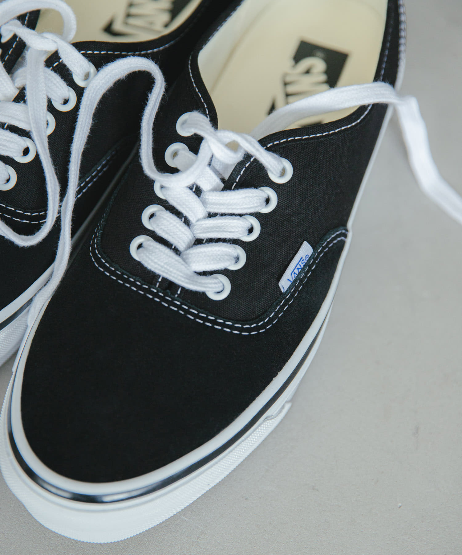 BLK/WHT