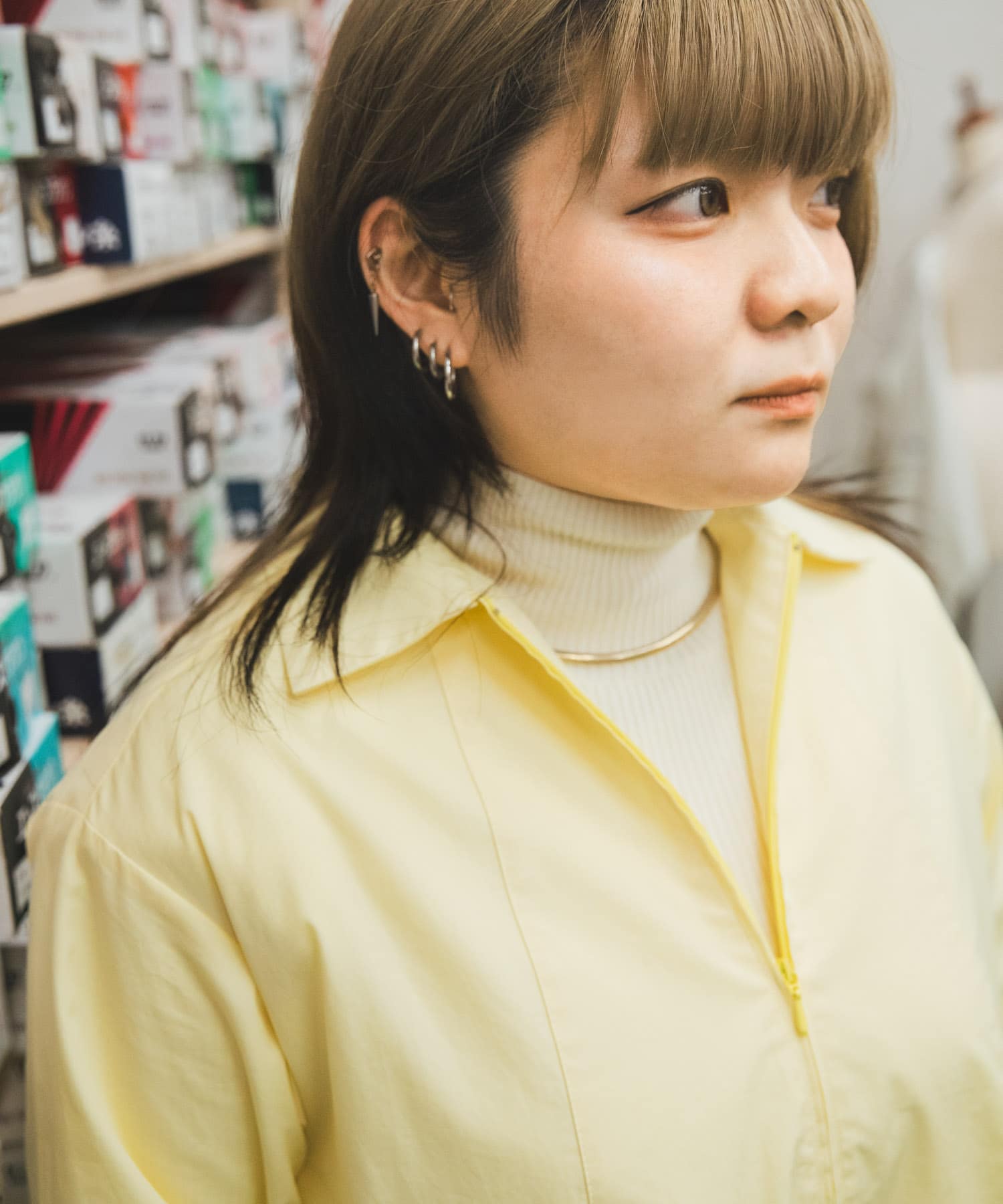 イエロー